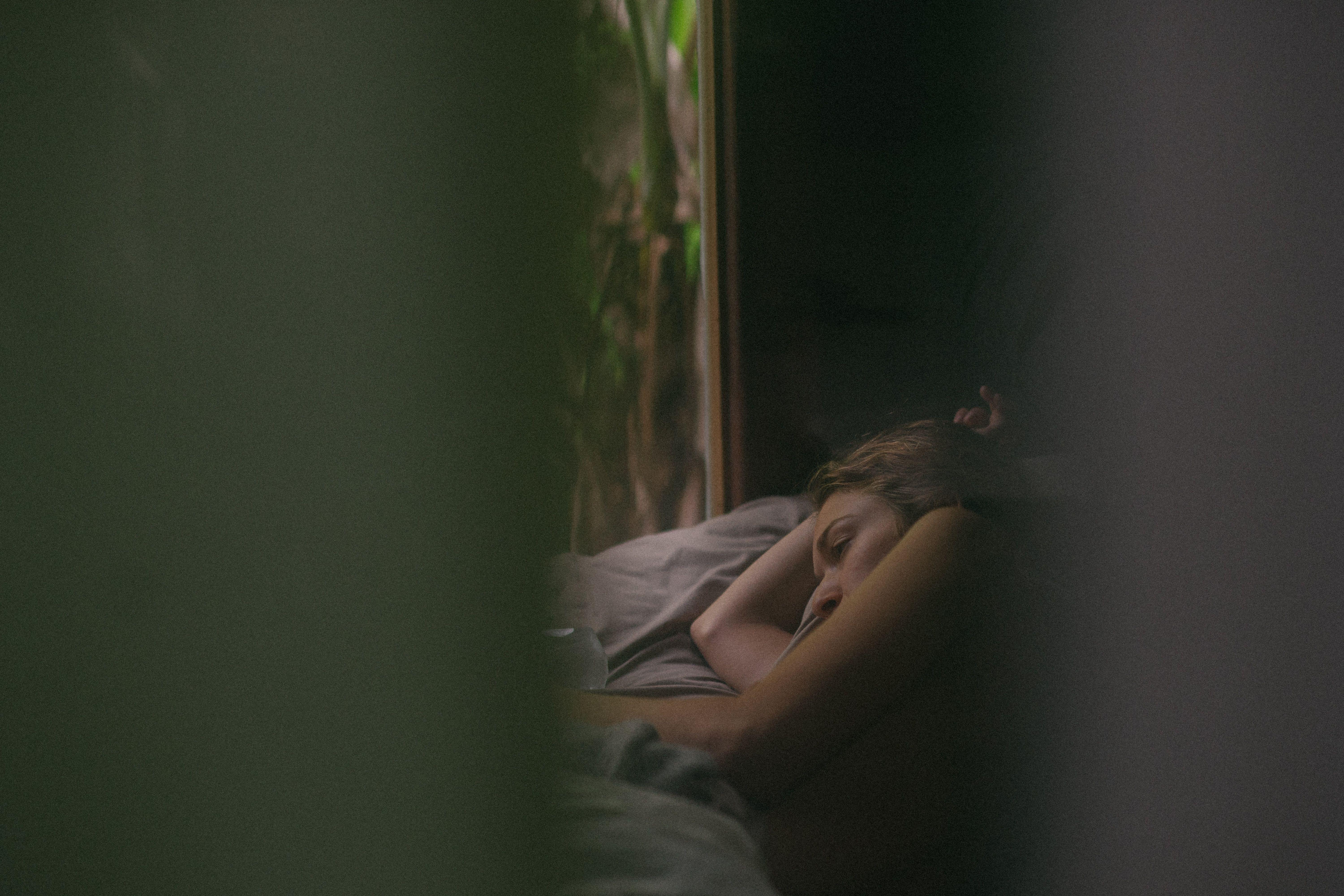 6000x4000 6000x4000 #bed, #rest, #girl, #quiet, #face, #peep