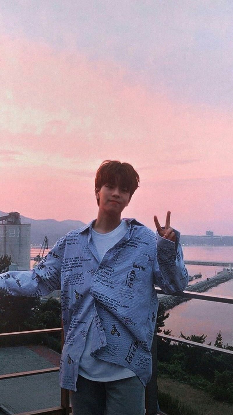 800x1422 Seungmin, aesthetic, boyfriend, cute, kpop, pastel, pink, skz, stray kids, sunset, HD phone wallpaper