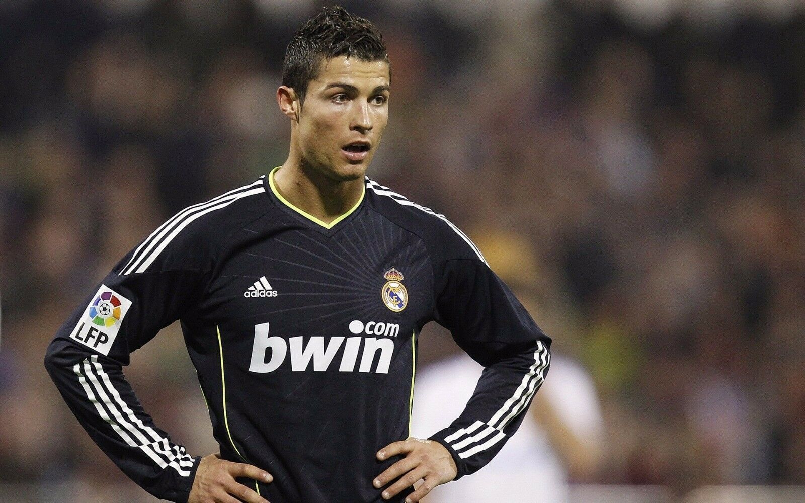 1600x1000 Ronaldo Real Madrid Jersey Black Wallpaper Ronaldo Black Jersey Cristiano Ronaldo Real Madrid Black