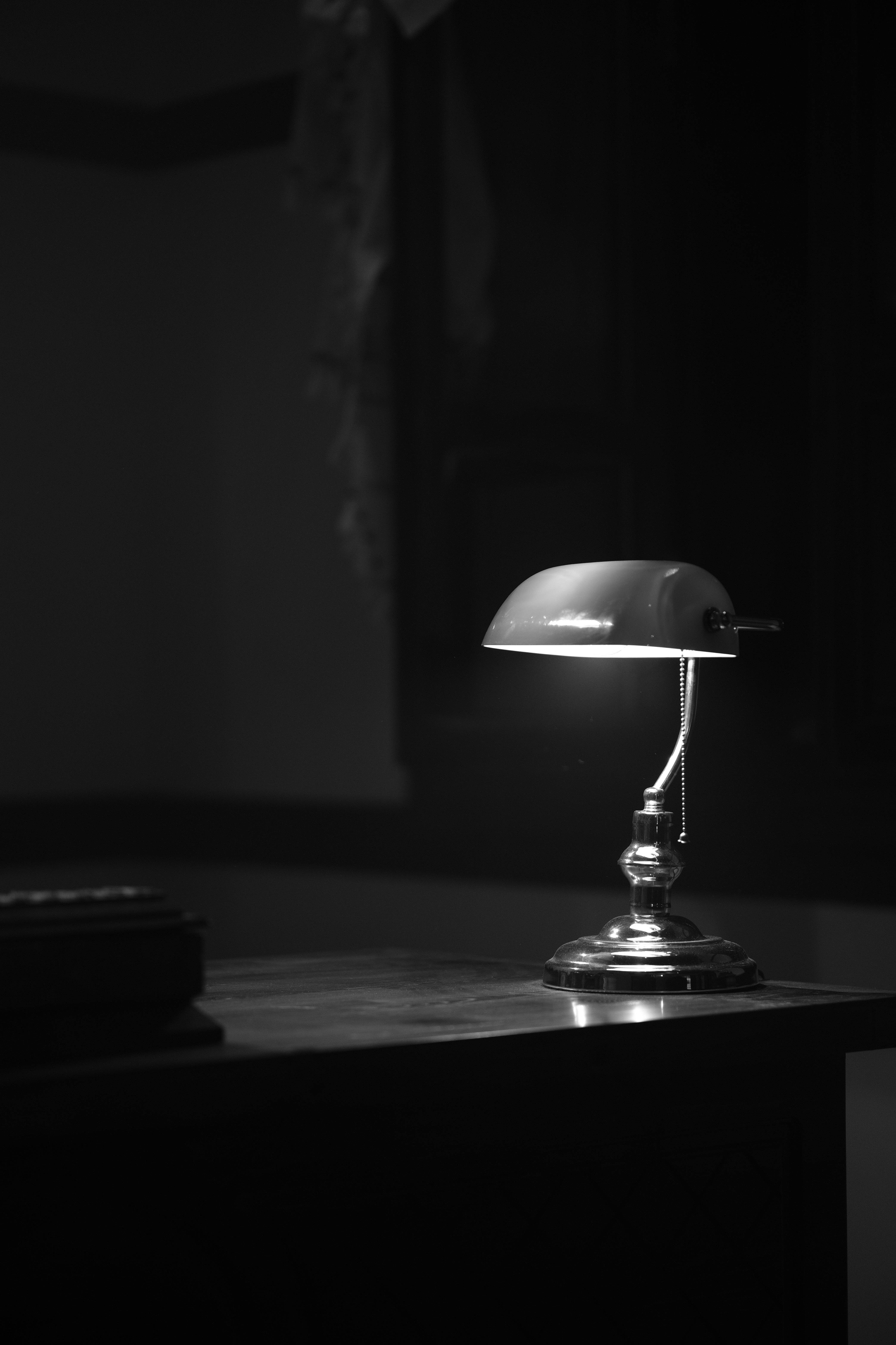 4160x6240 Lamp on Table in Black and White · Free