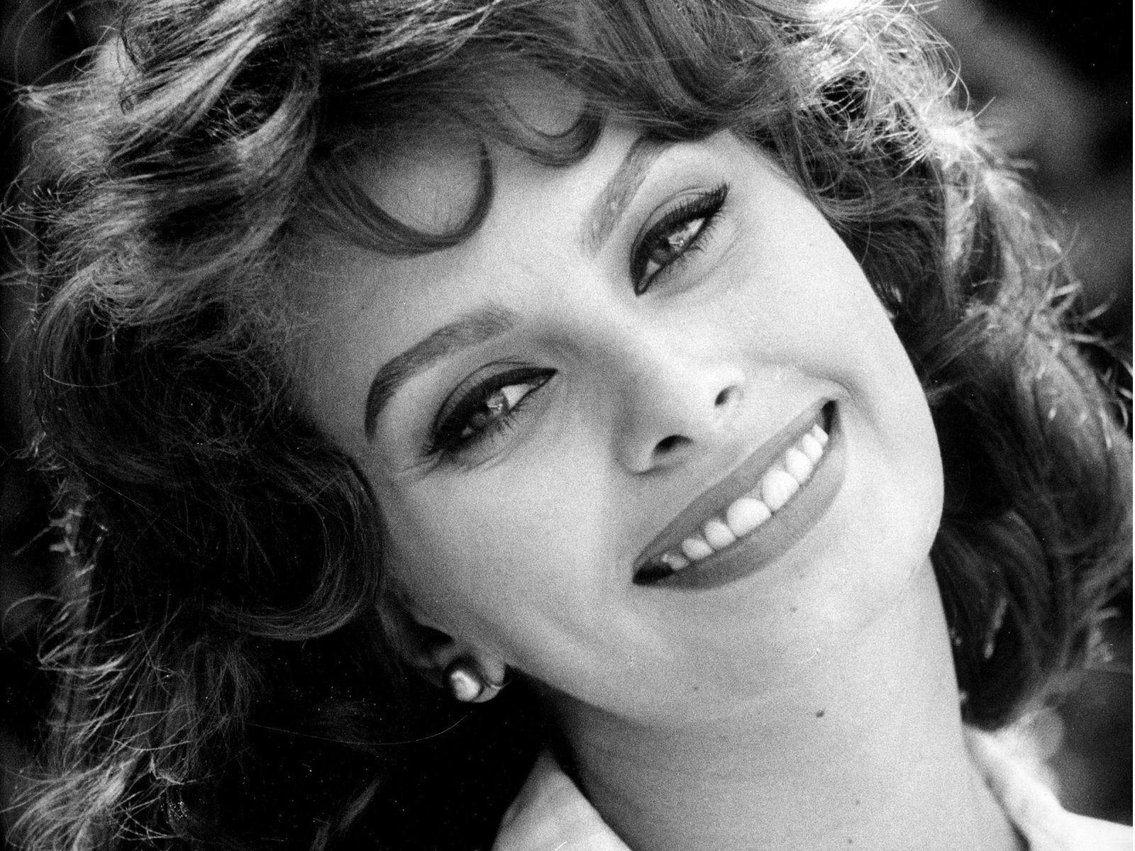 1600x1200 Sophia Loren Wallpaper