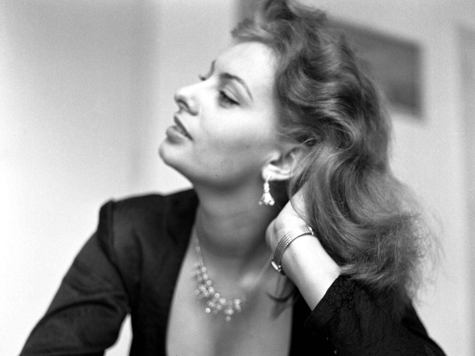 1600x1200 Monochrome Sophia Loren Wallpaper 60316 1600x1200px