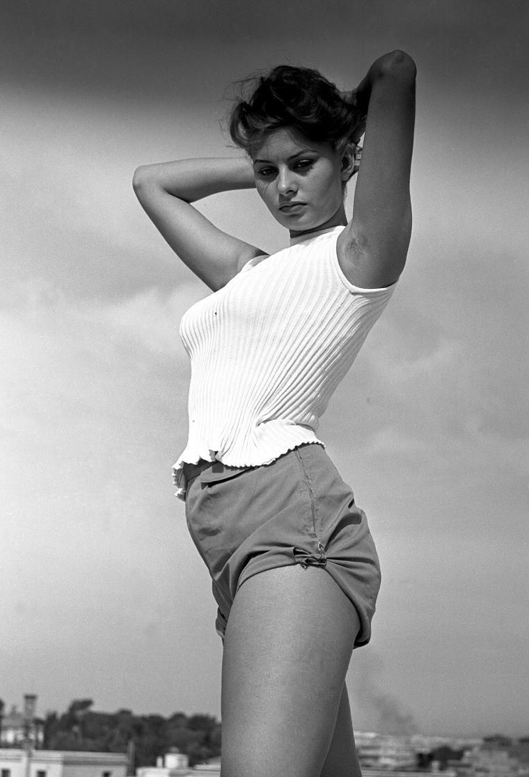 760x1116 Sophia Loren Wallpaper /