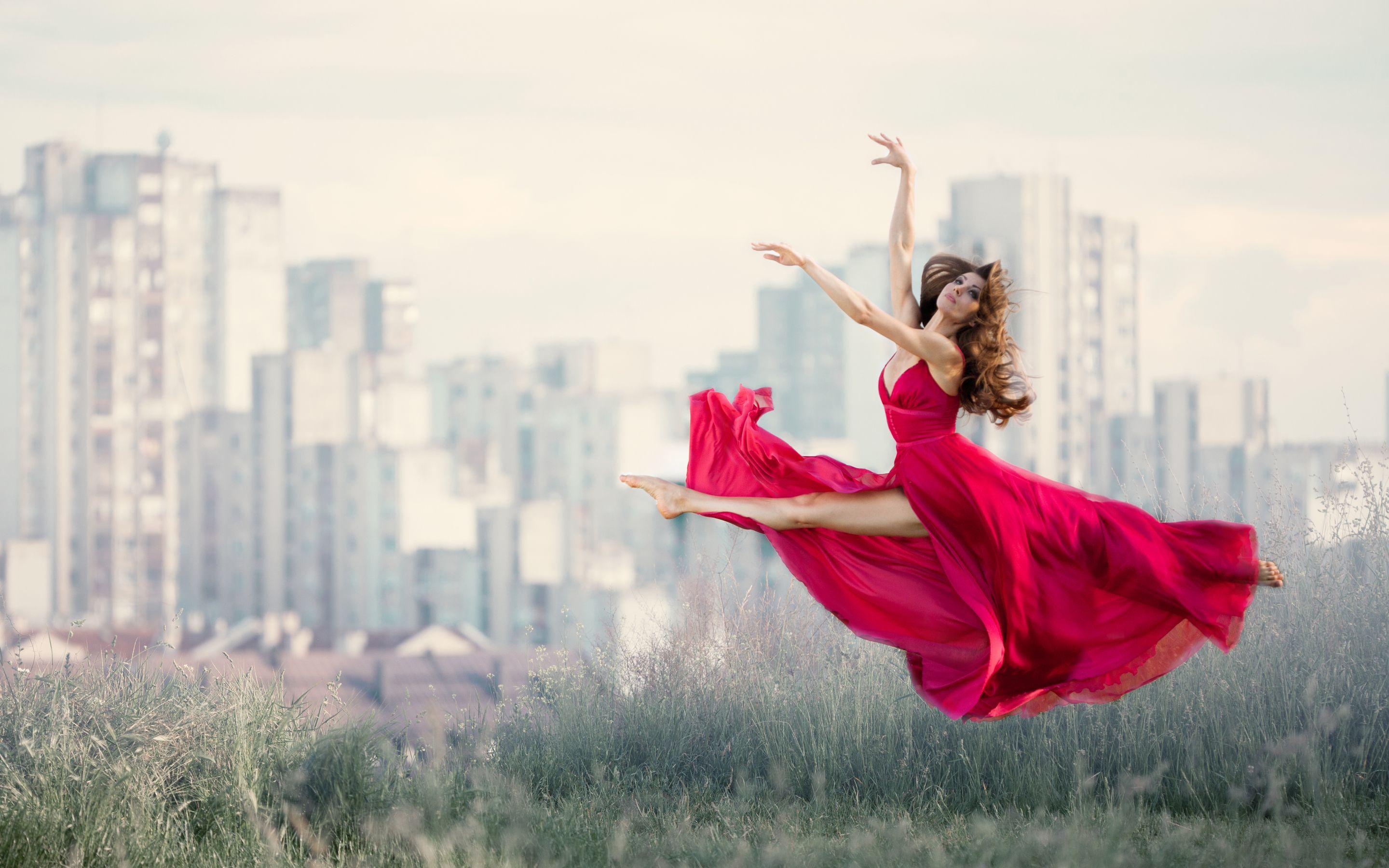 2880x1800 Women Dancing 5k Macbook Pro Retina HD 4k Wallpaper
