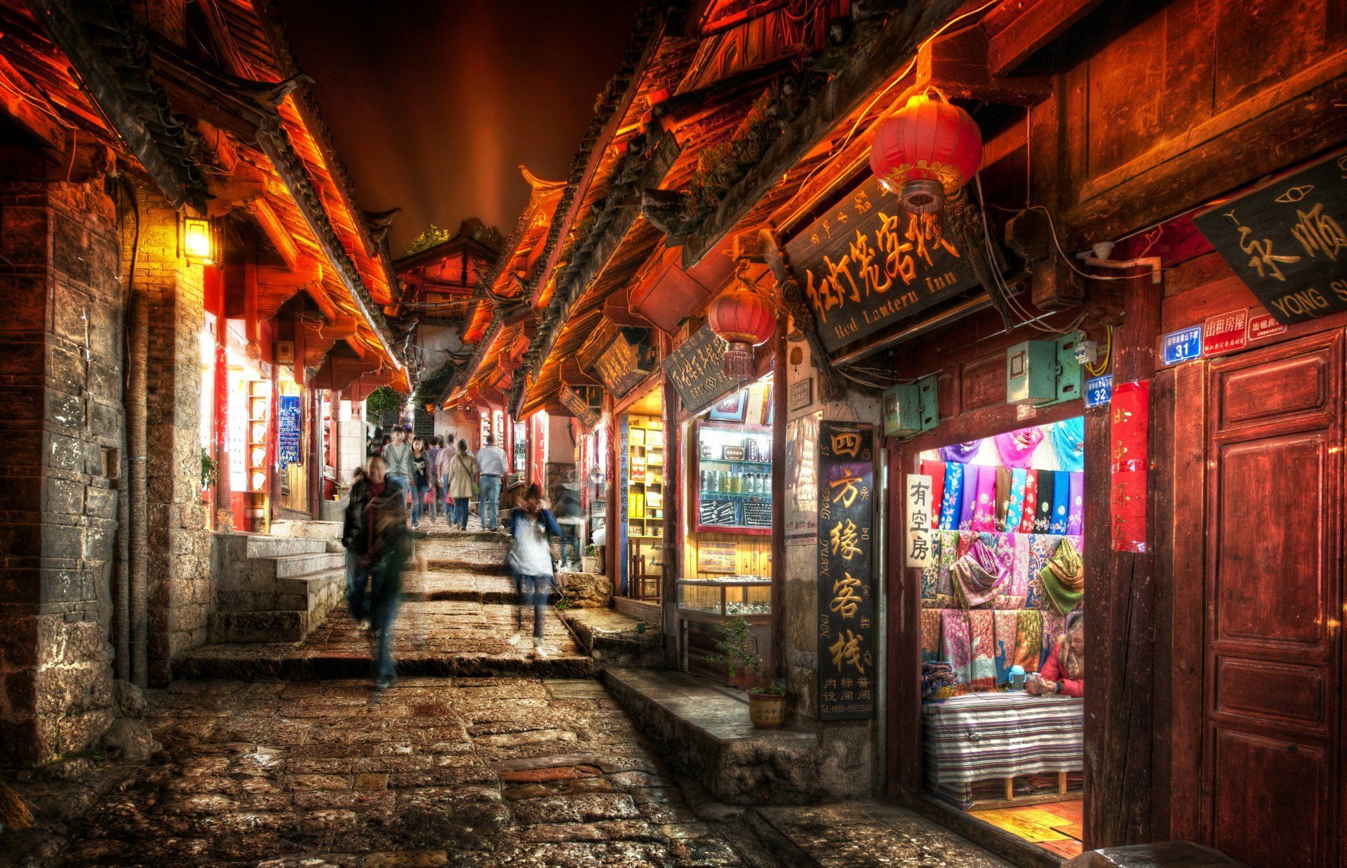 1920x1238 Lijiang Nights: Vibrant Oriental Street in 4K Ultra HD