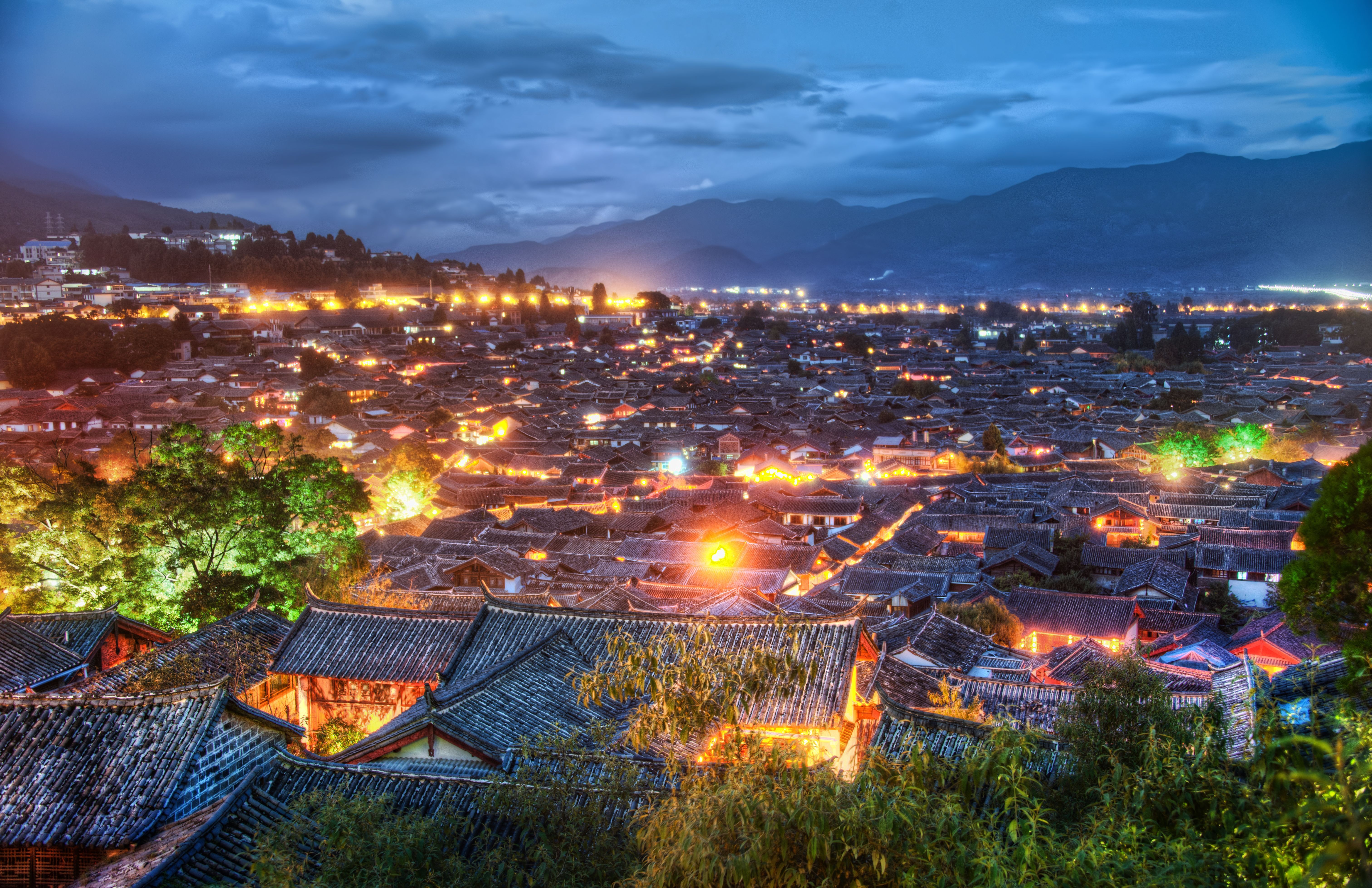 6048x3916 Lijiang Village Twilight: 4K Ultra HD Yunnan Mountain Skyline with Glowing Lights