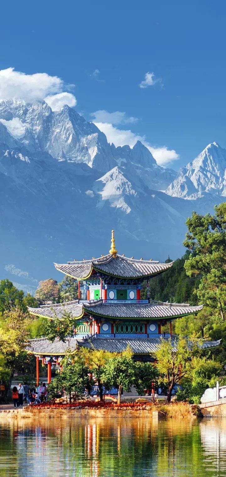 720x1520 Black Dragon Pool Lijiang, an attractive tourist destination in Yunnan Province, is considered a fairyland blessed with fresh air, clear streams, breathtaking snowy mountains and an undisturbed landscape inhabited