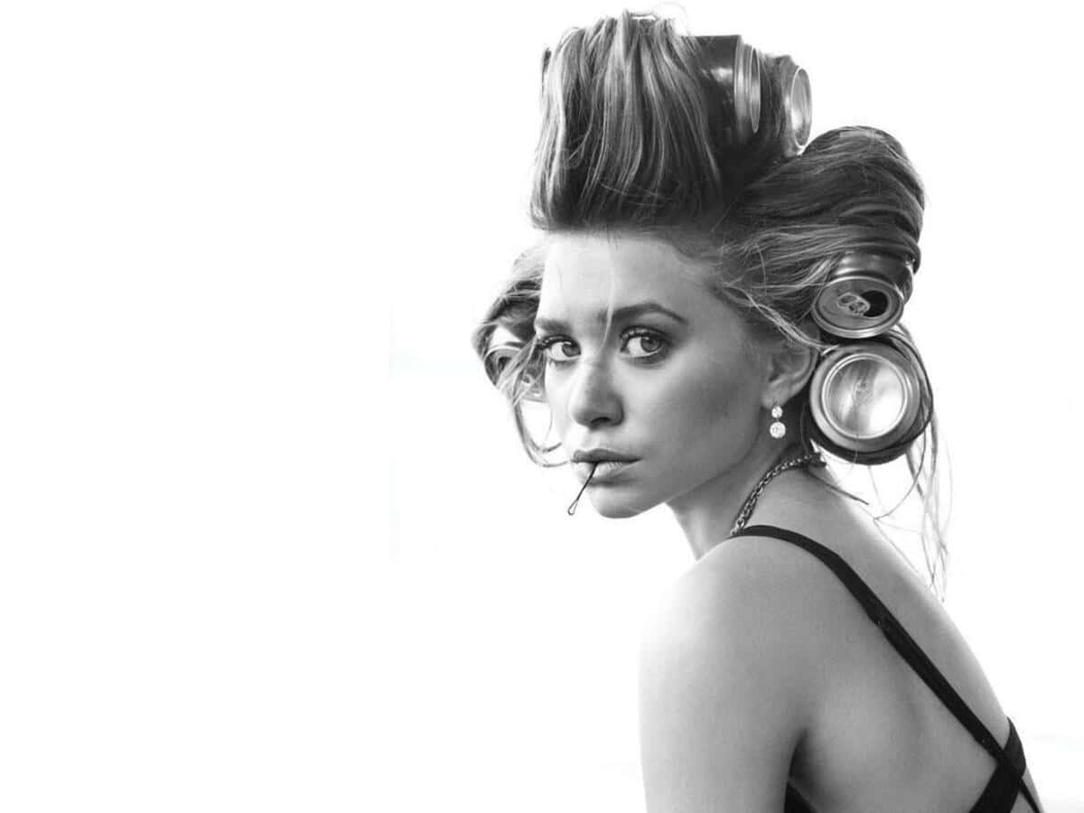 1200x900 Download Mary Kate Olsen Posing For A Portrait Wallpaper