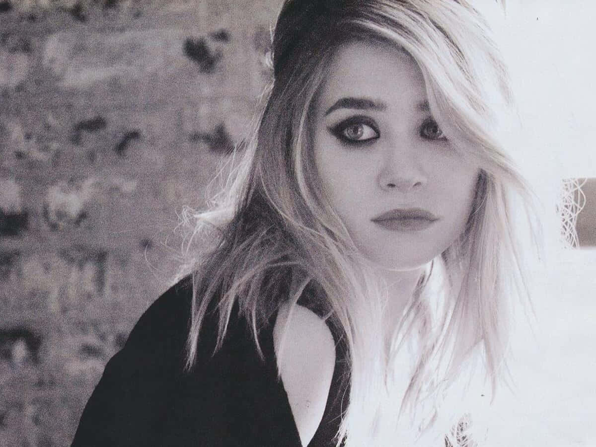 1200x900 Download Mary Kate Olsen Smiling Radiantly Wallpaper