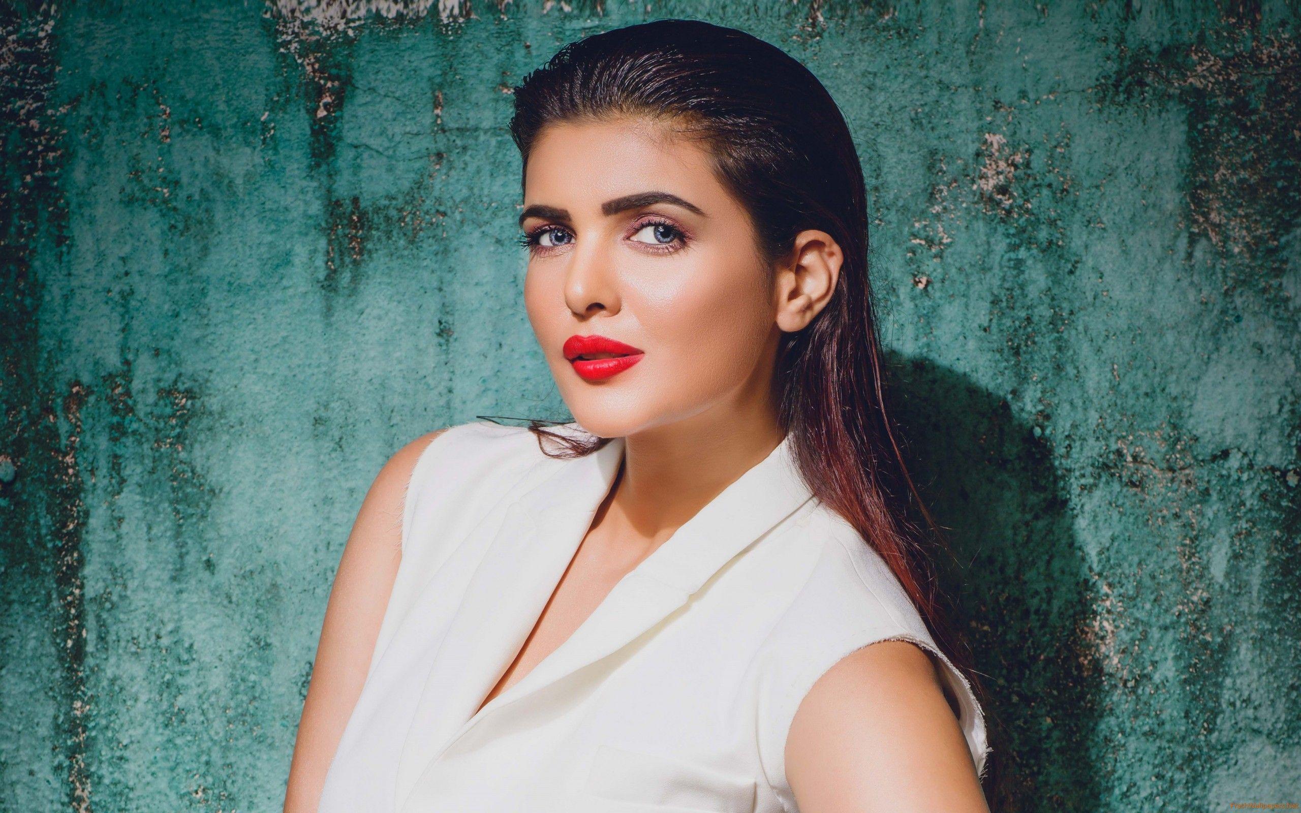 2560x1600 Ihana Dhillon Hate Story 4 Actress 4K wallpaper