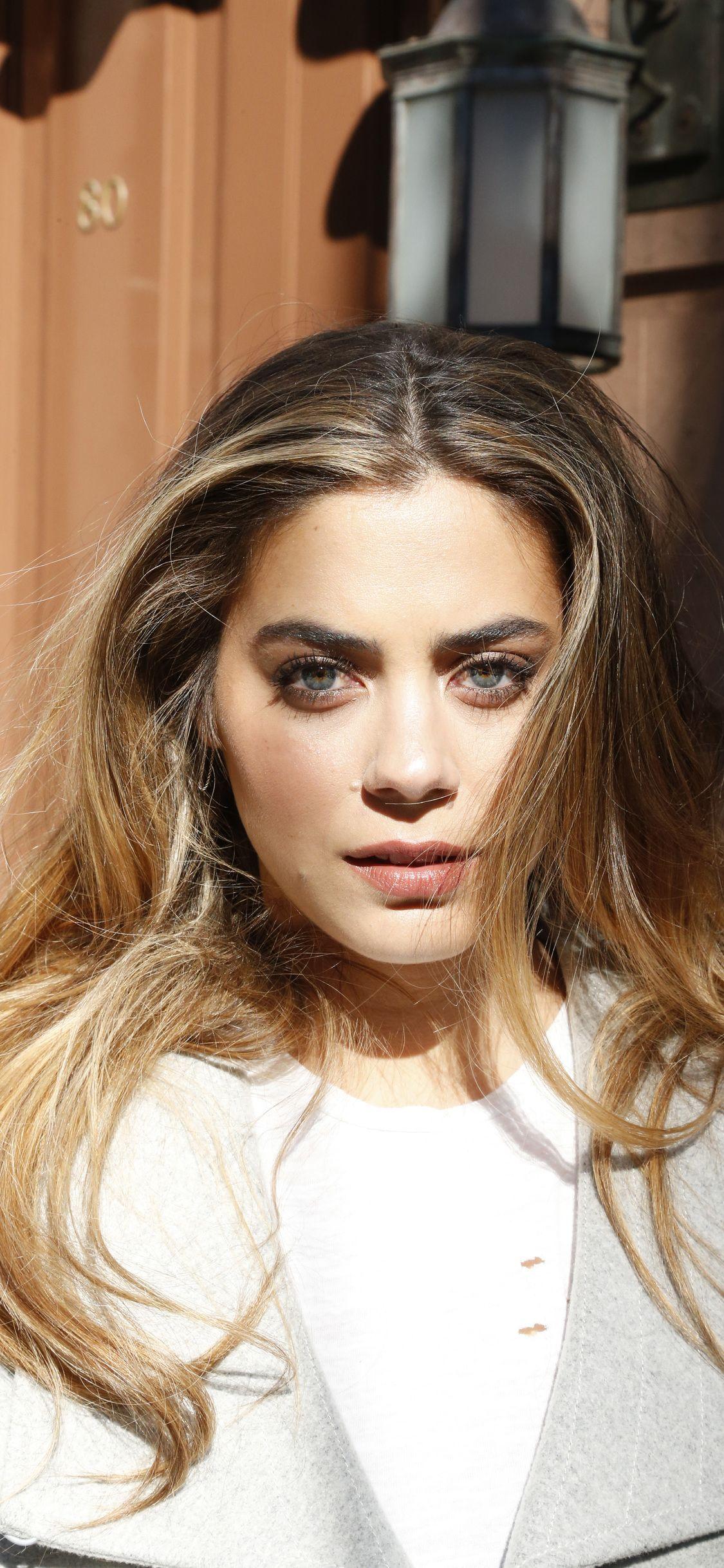 1125x2436 Lorenza Izzo iPhone XS, iPhone iPhone X HD 4k