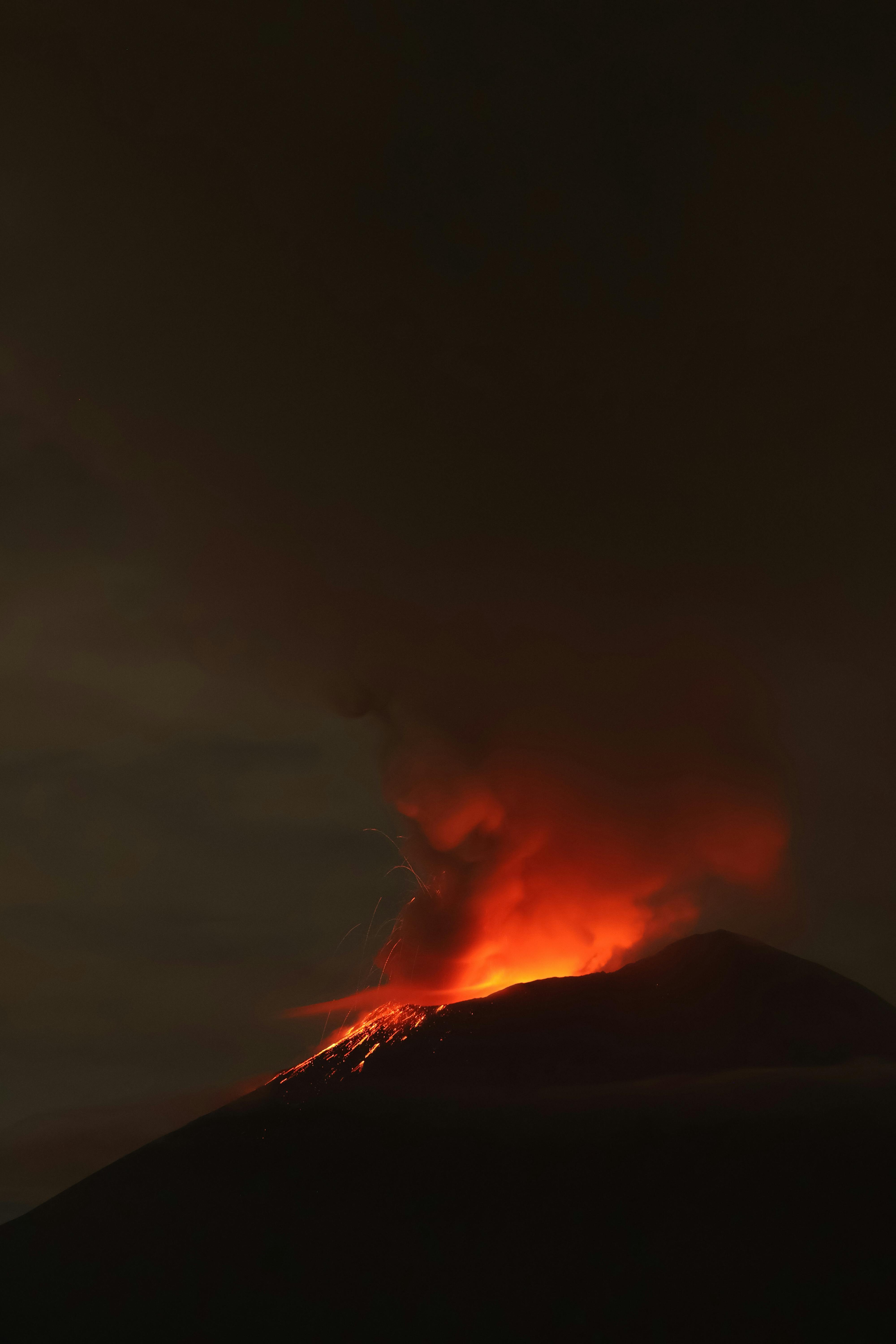 4000x6000 Volcano during Eruption · Free