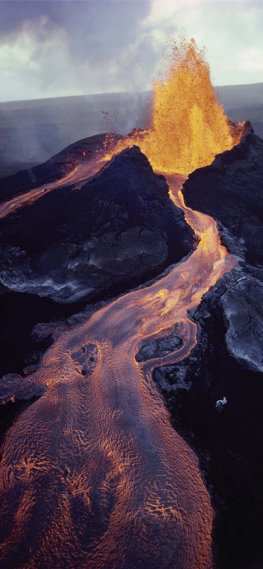887x1920 Download The Breathtaking Beauty Of A Volcanic Eruption At Hawaii Volcanoes National Park. Wallpaper