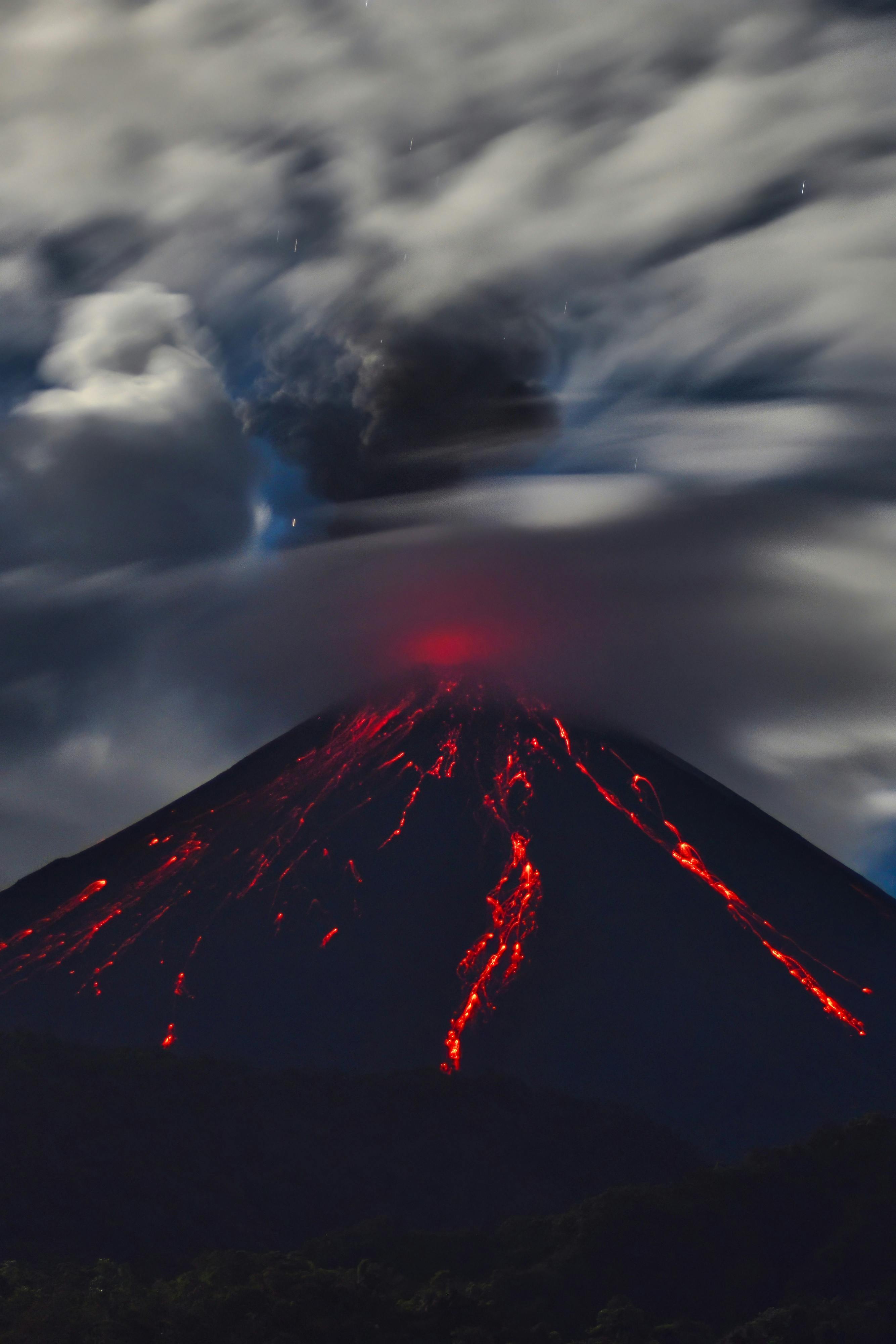 2668x4000 Cloud over Volcano during Eruption · Free