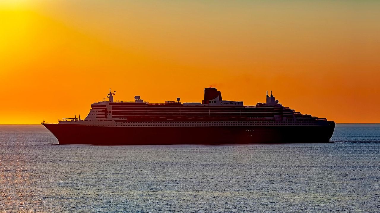1280x720 Queen Mary 2 Ocean Liner Sunset