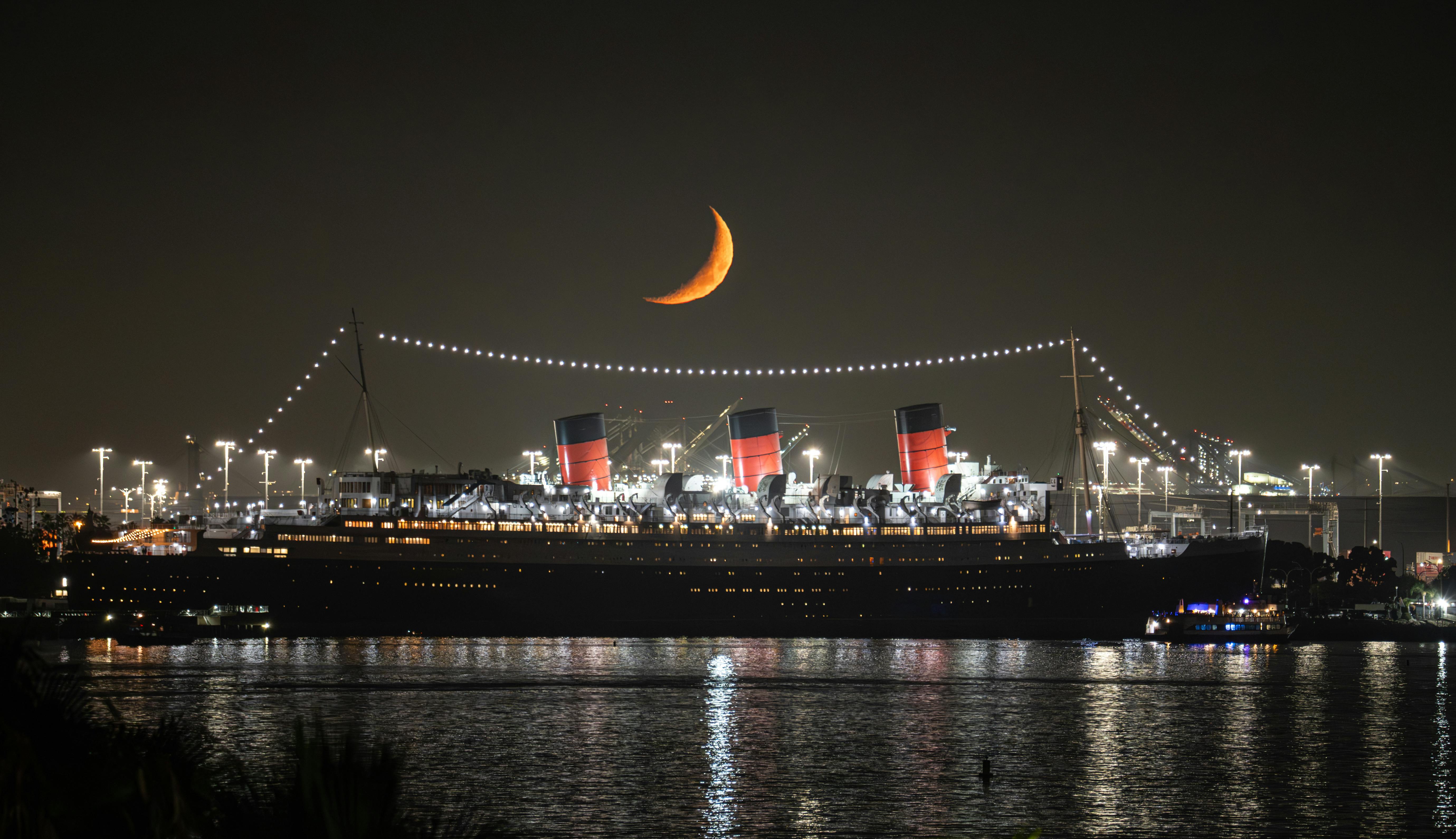 5518x3183 Queen Mary Ship and Crescent Moon in Long Beach · Free