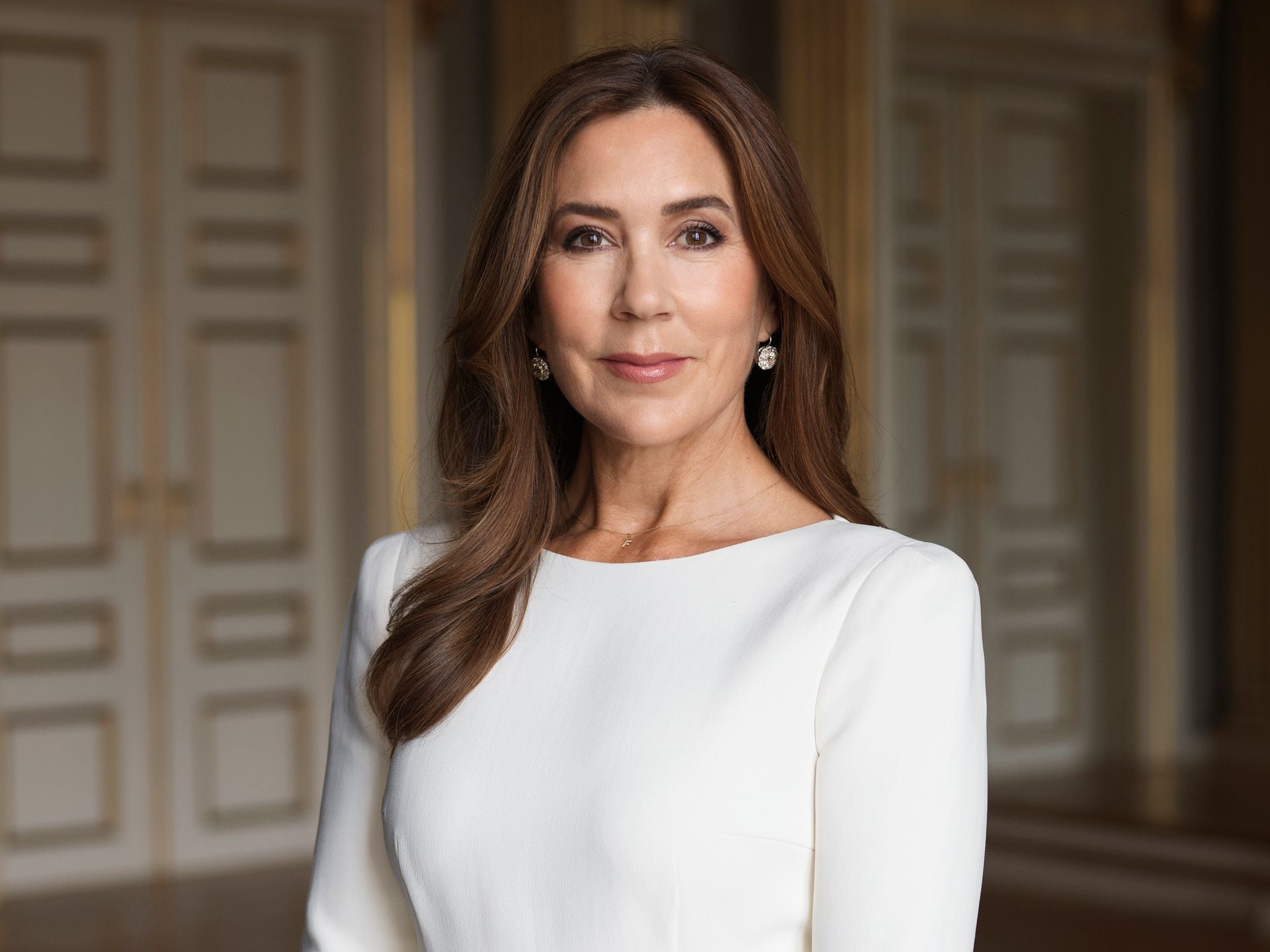 1920x1440 Queen Mary of Denmark exudes elegance in new official portraits