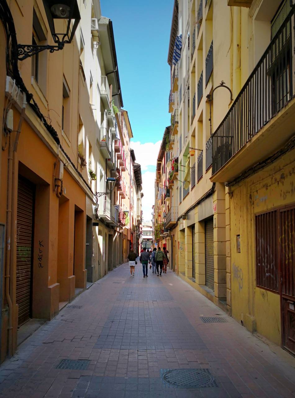 950x1280 Zaragoza street wallpaper