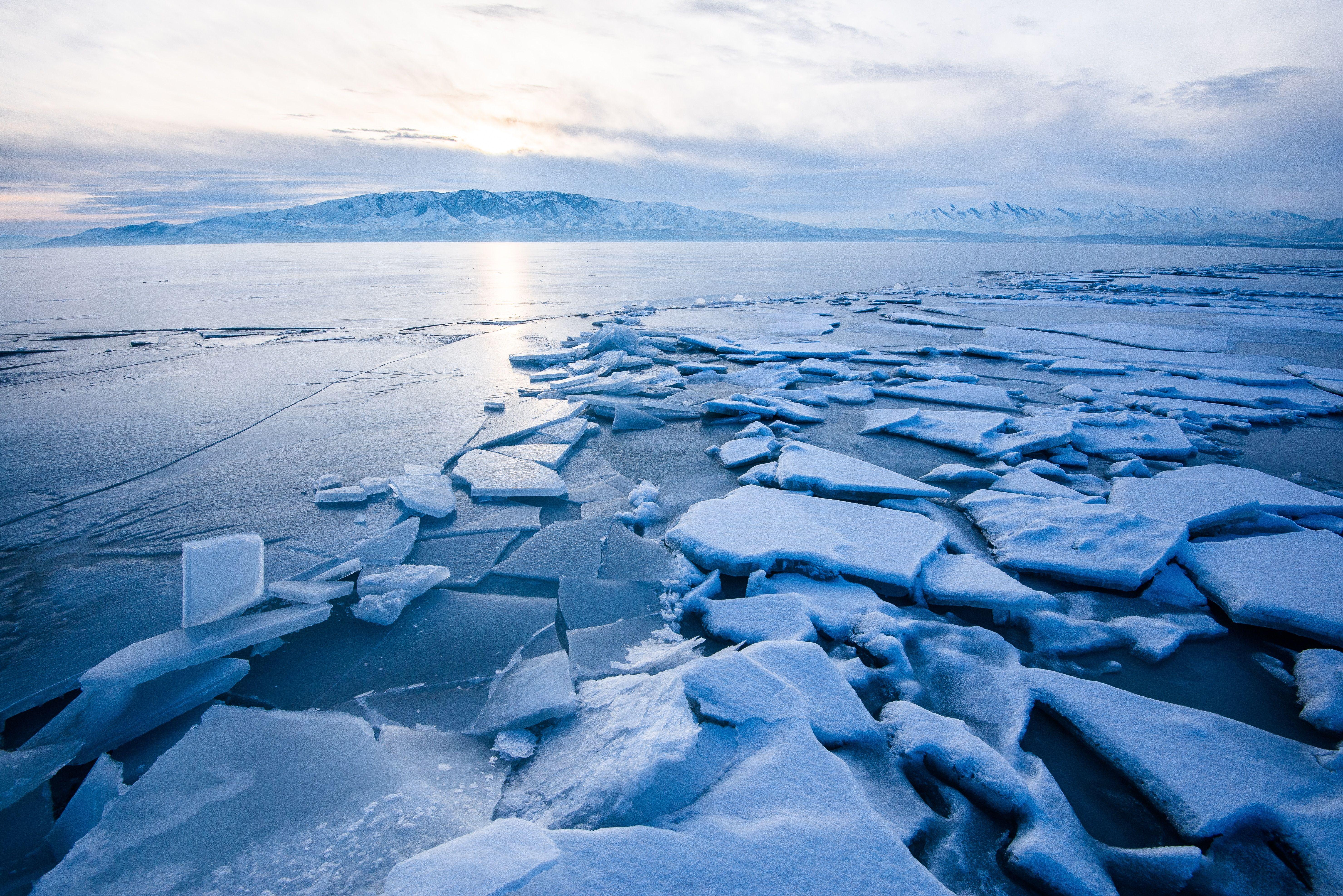 5916x3949 Download wallpaper 5916x3949 lake, ice, shards, frozen, mountains