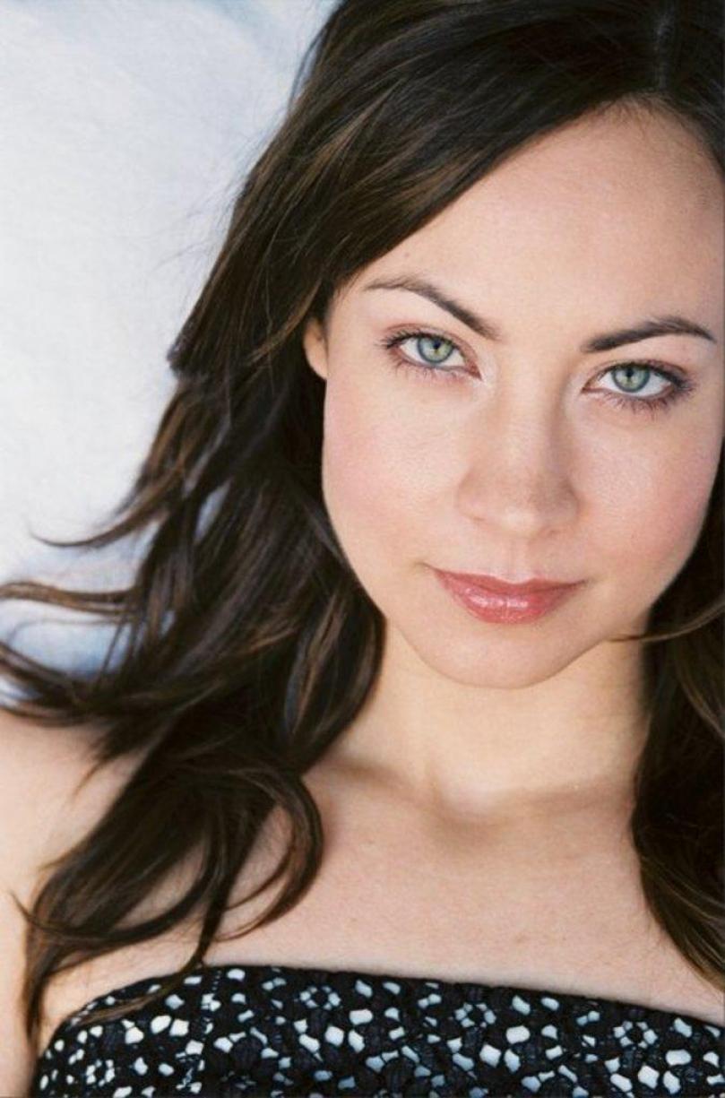 809x1225 Courtney Ford Wallpaper