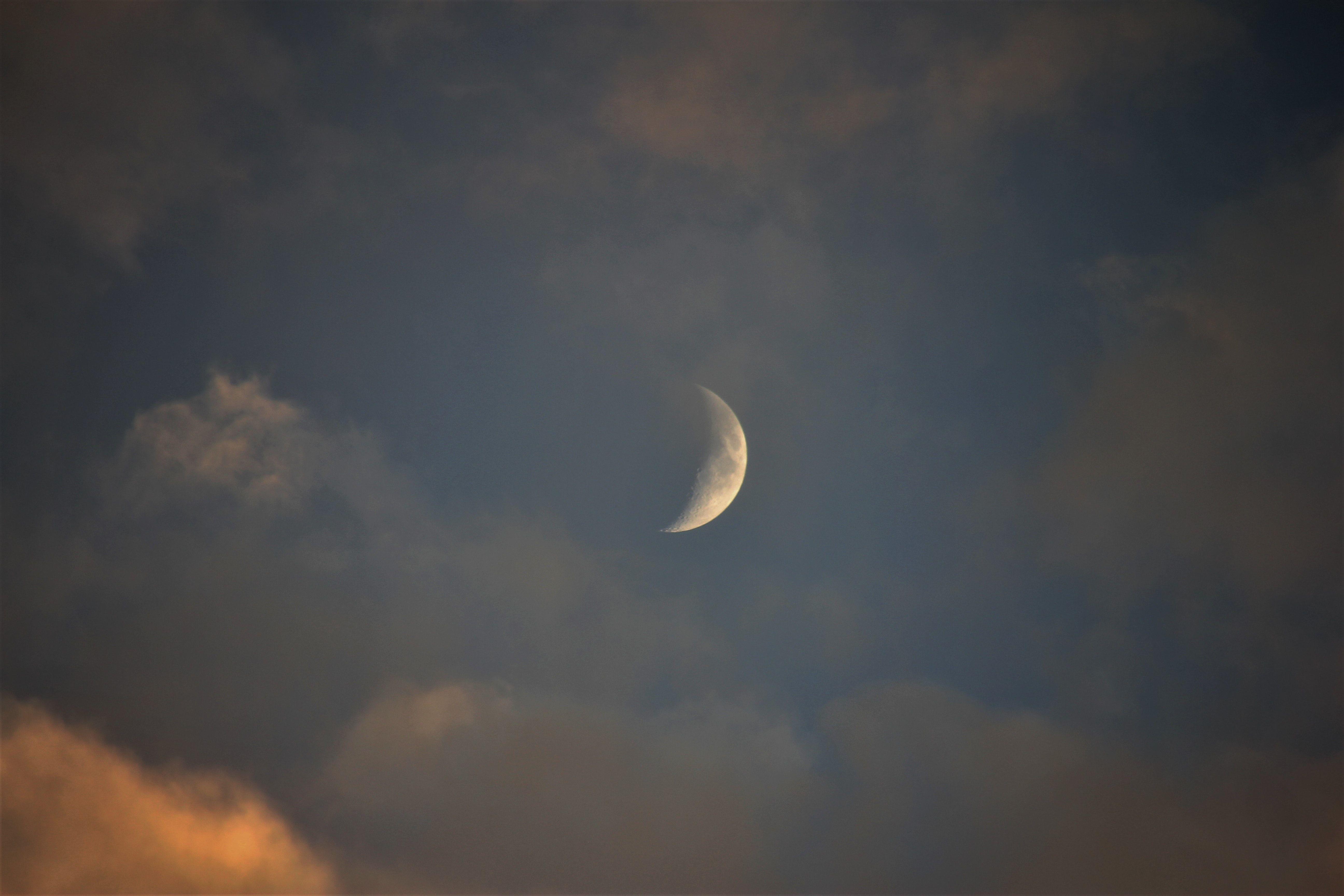5184x3456 Crescent Moon Picture [HQ]. Download Free Image