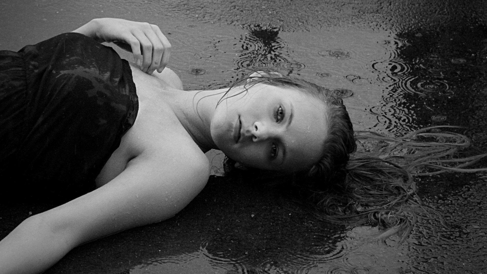 1920x1080 BLACK END WHITE - hình nền cô gái buồn trên mặt đất mưa.  1920x1080