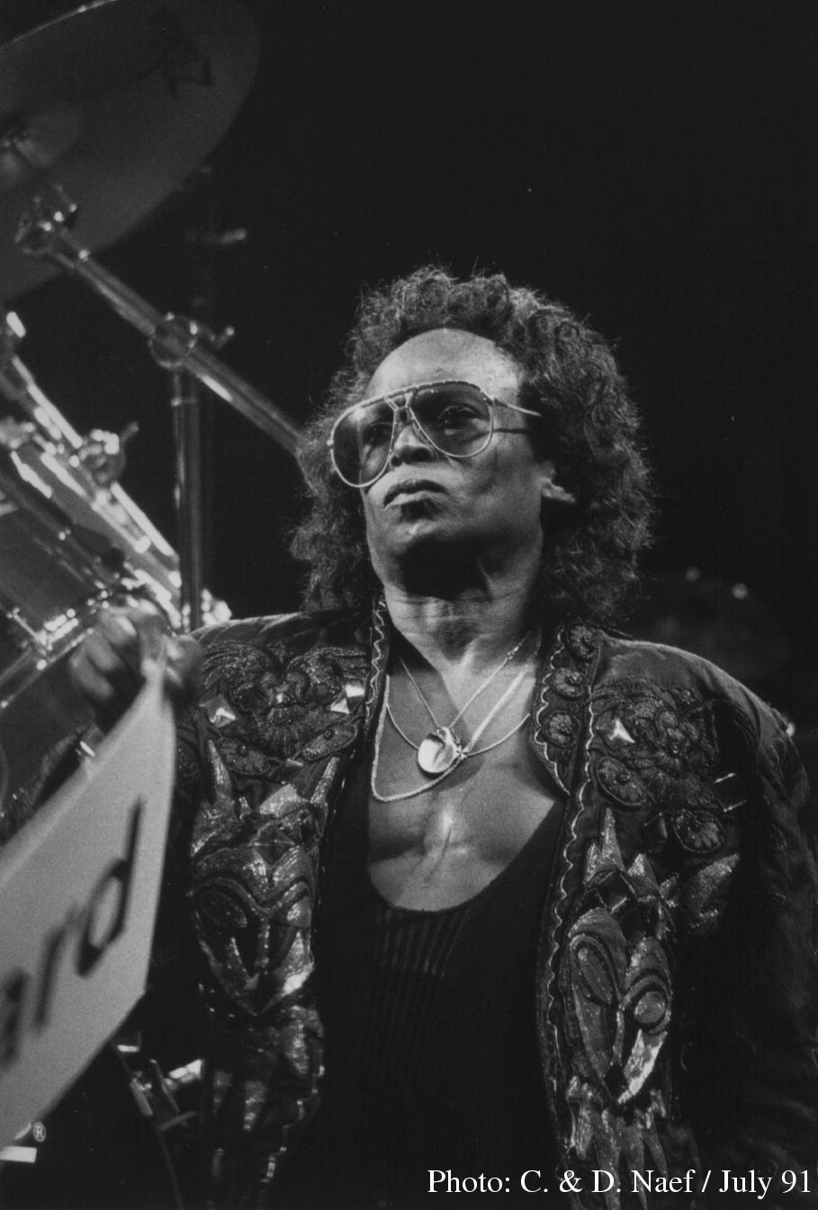 909x1345 Miles Davis Trumpet Jazz Wallpaper