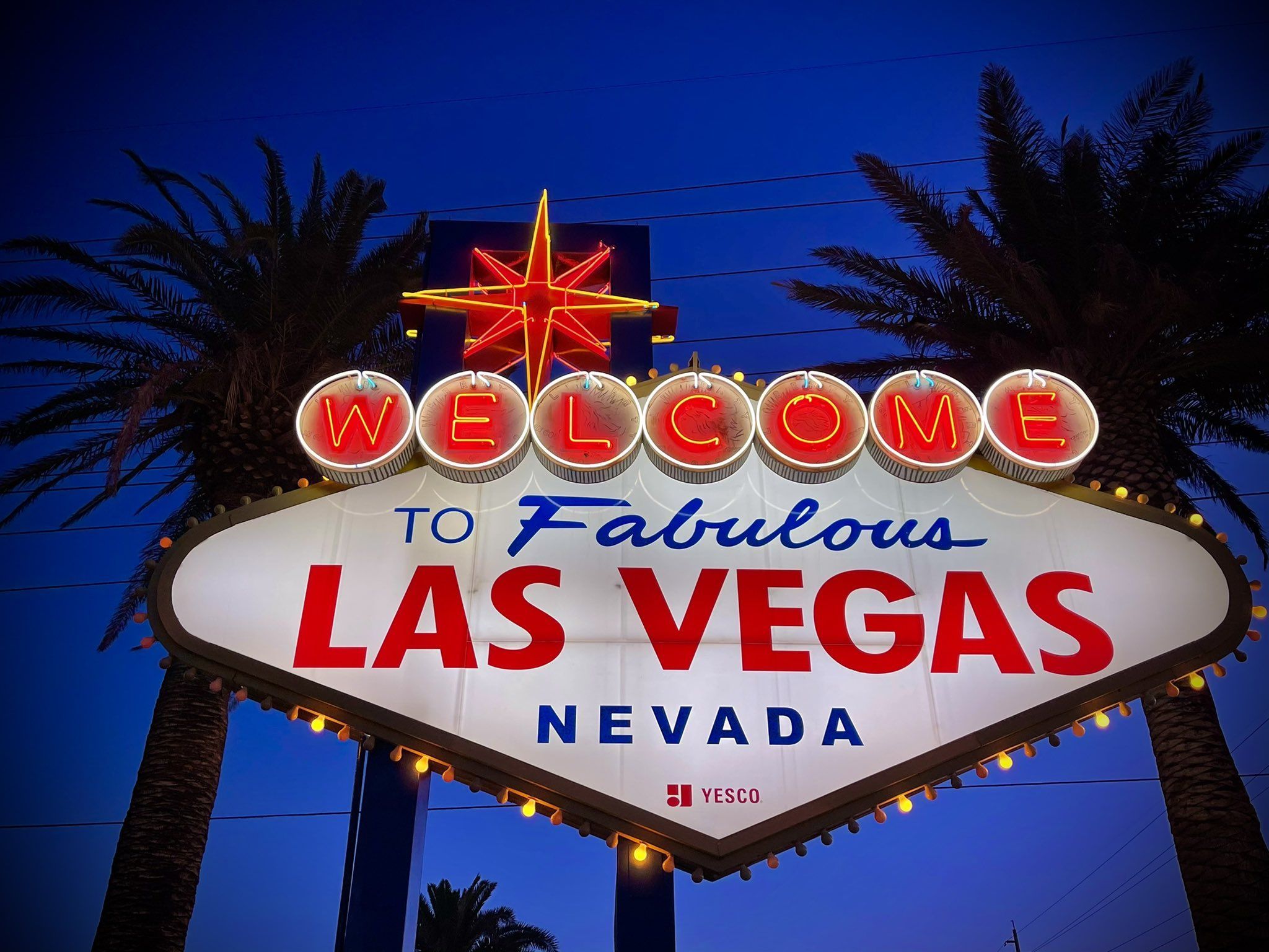 2048x1536 Welcome to Fabulous Las Vegas' sign celebrates 65th anniversary with couples photo contest