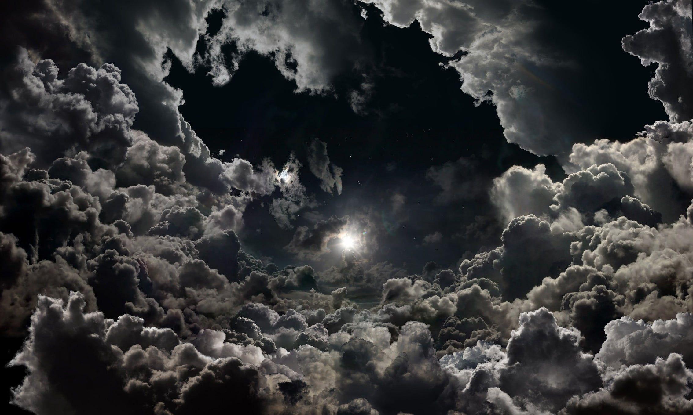 Black Clouds 4K Wallpaper - Mientras