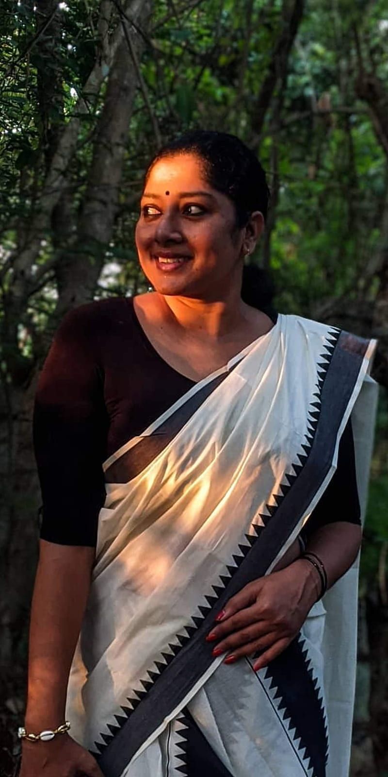 800x1600 Anumol, actress, film, kerala, malayalam, mallu girl, mollywood, HD phone wallpaper