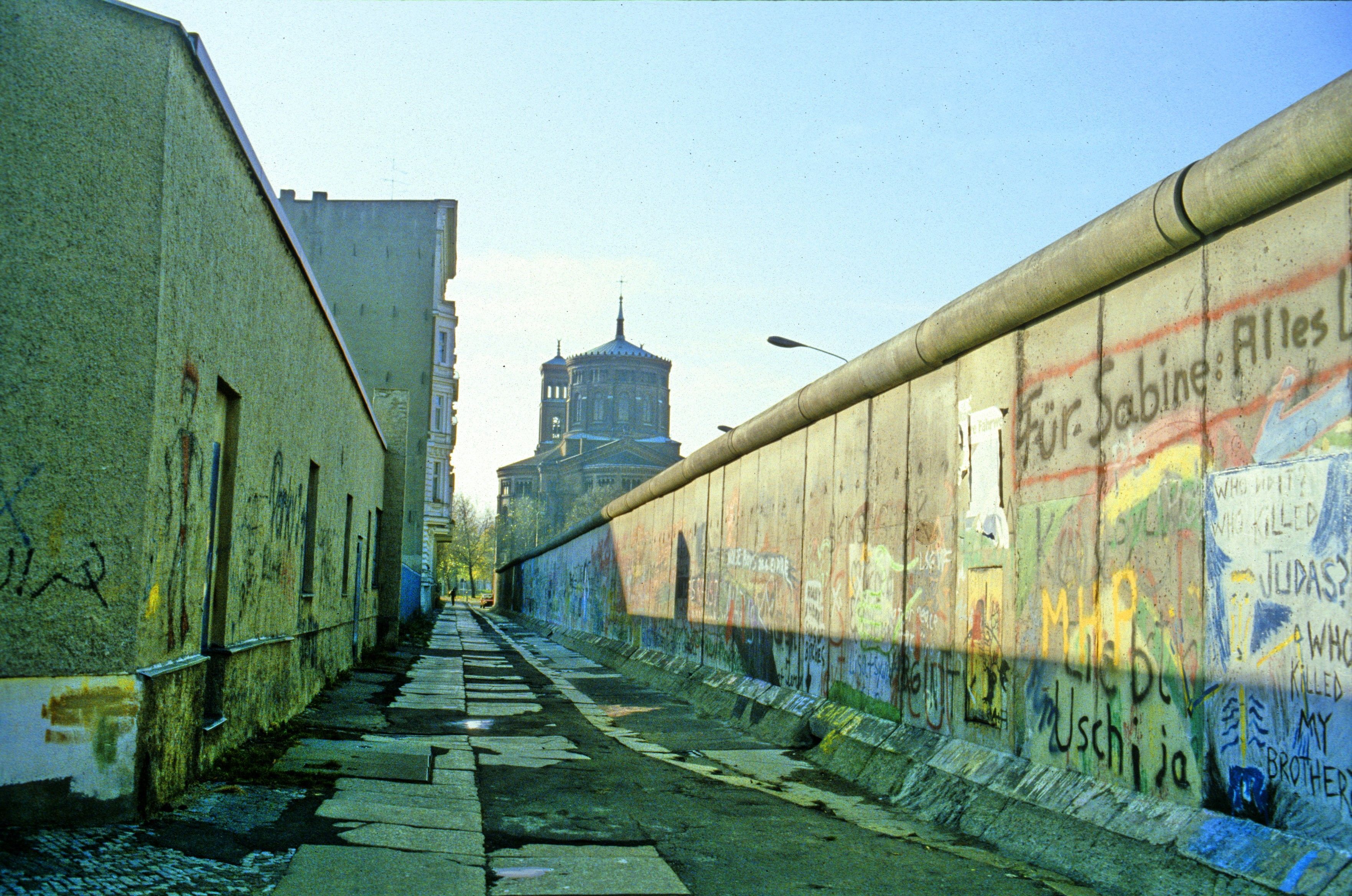 3525x2336 Berlin, Cold War, Berlin Wall, DDR, East Germany, GDR, Graffiti Wallpaper HD / Desktop and Mobile Background