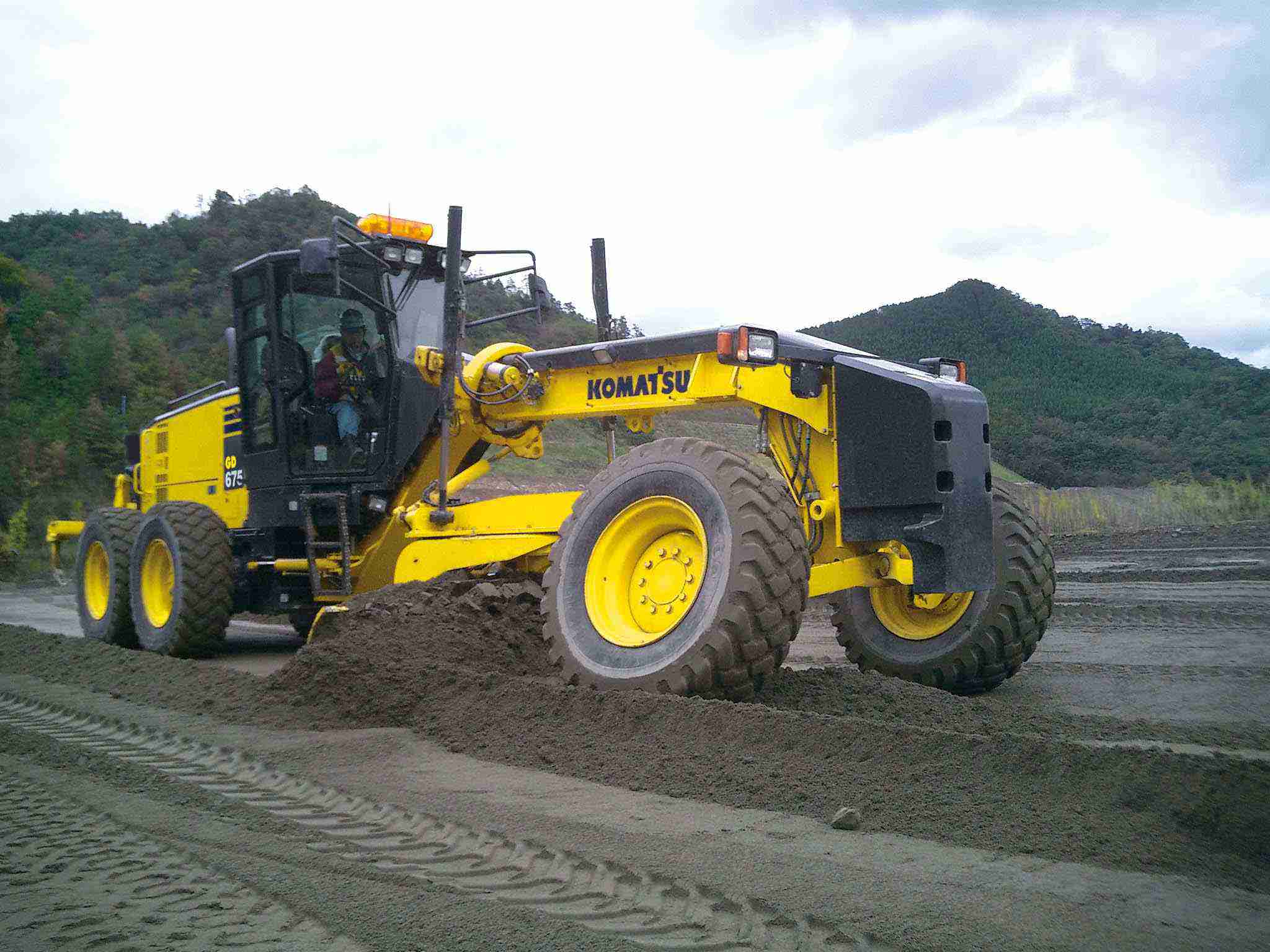 2048x1536 Grading a road with a Motor Grader