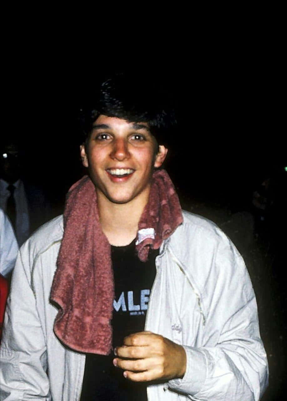 918x1280 Download Iconic 80's teen heartthrob Ralph Macchio Wallpaper