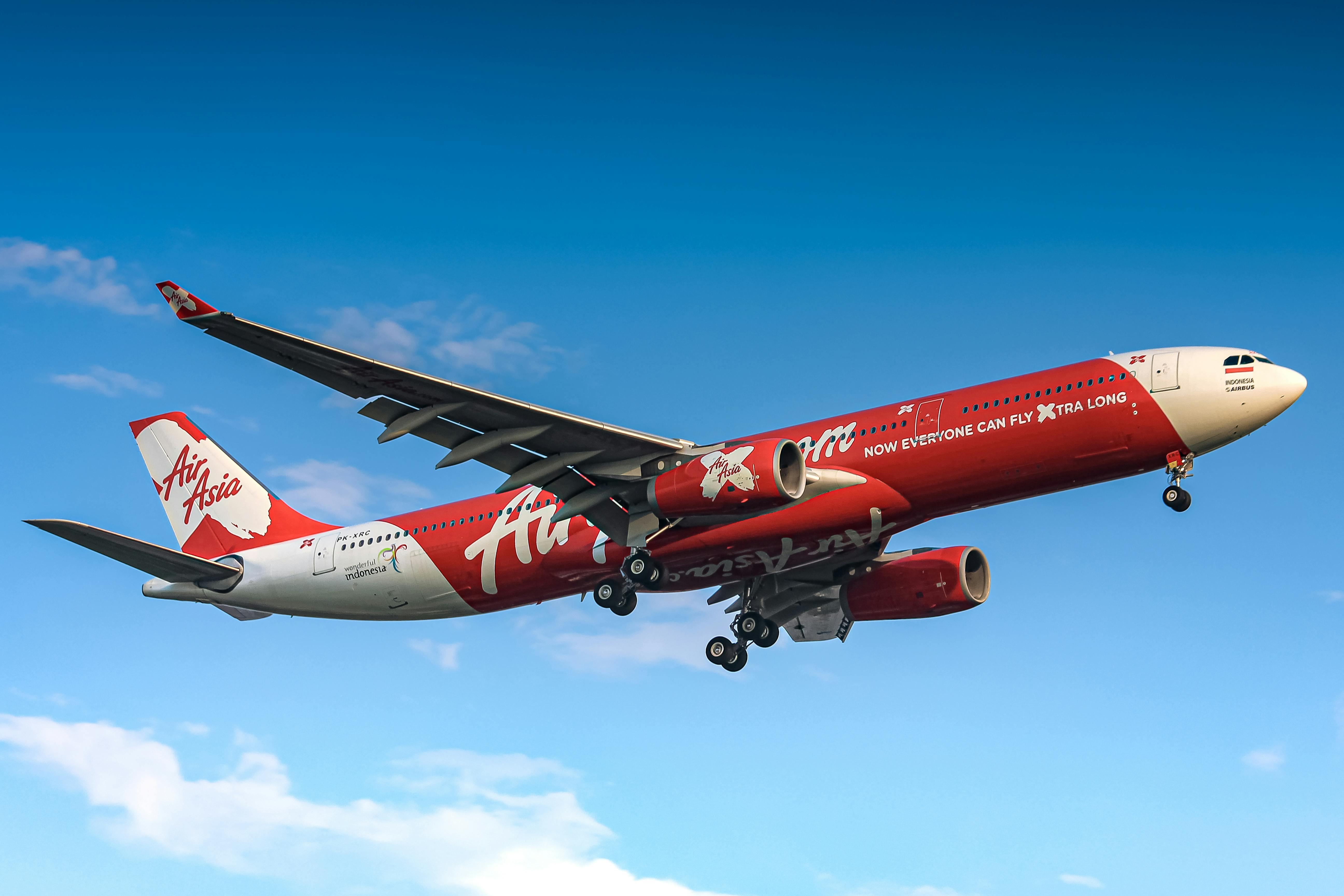 5184x3456 Red and White Airplane in Mid Air · Free