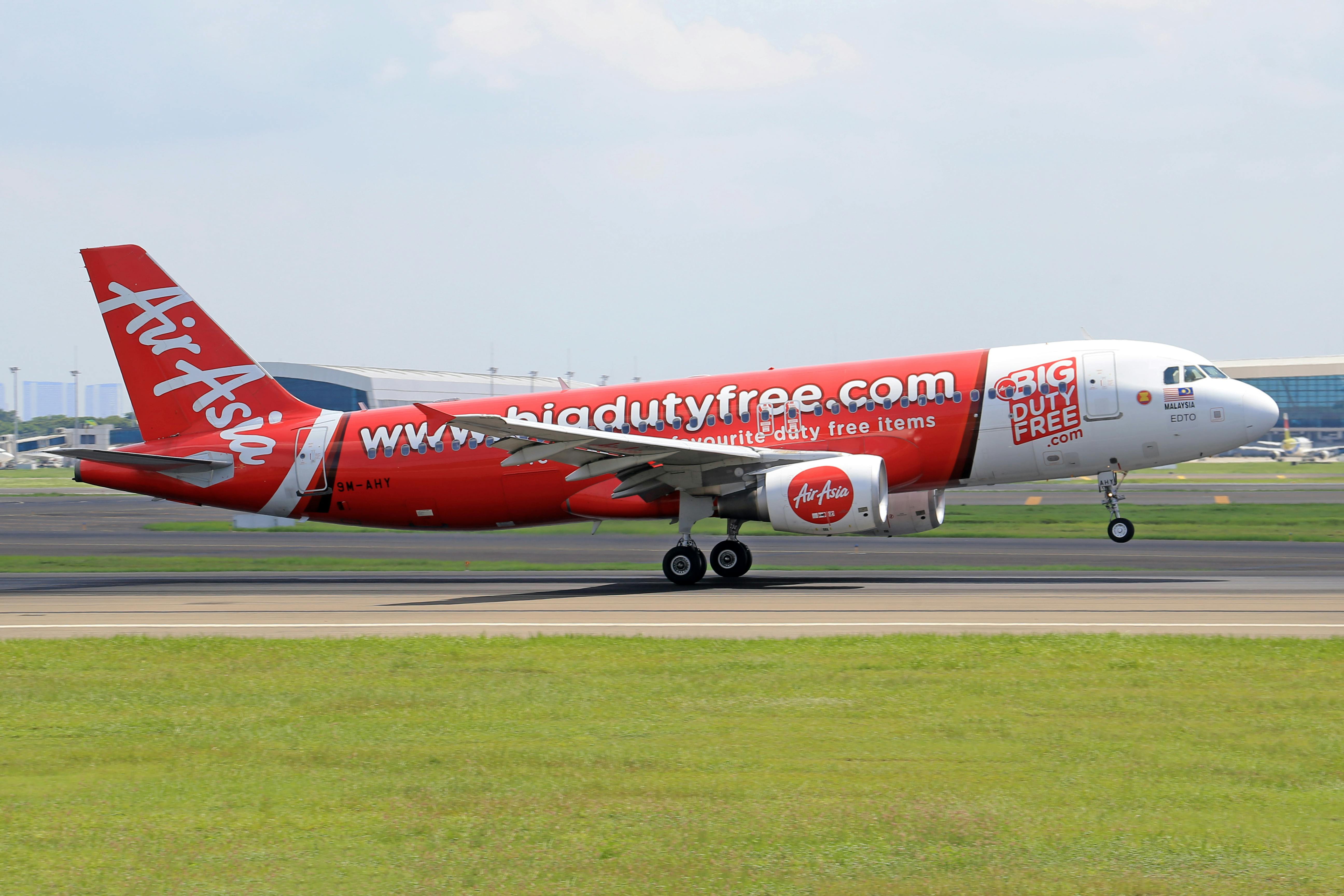 5184x3456 Photo of an AirAsia Airliner on a Runway · Free