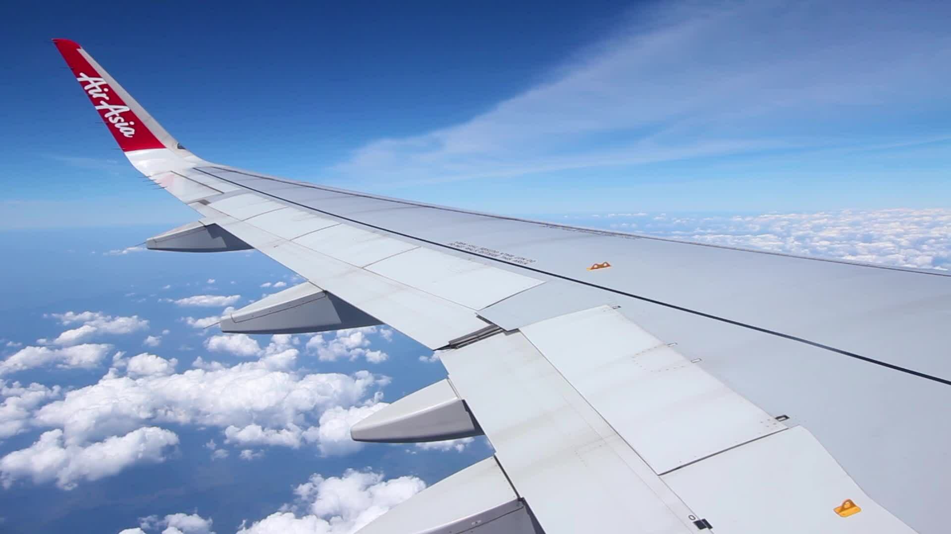 1920x1080 puket thailand january 2019 The winglet and wing of an AirAsia plane with its logo. Focus on the winglet