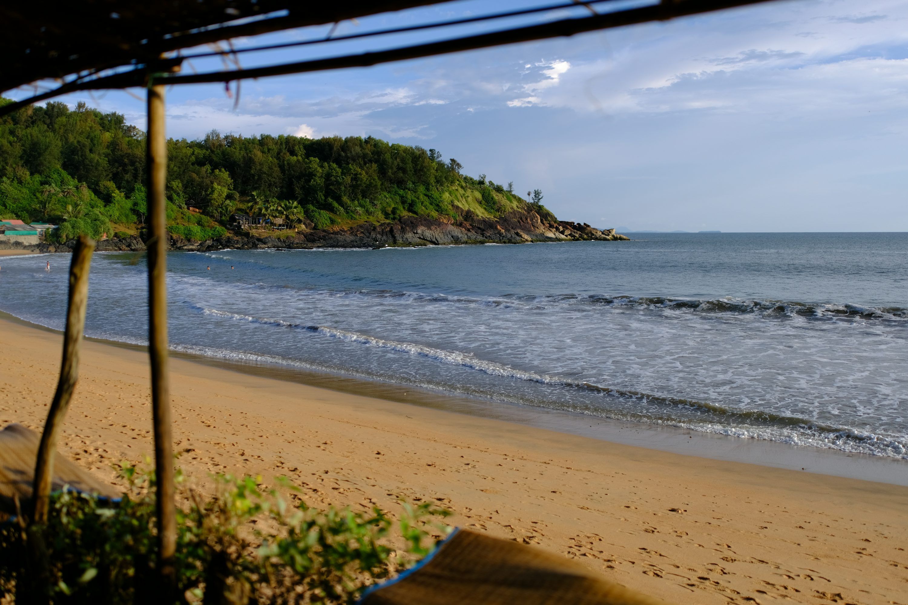 3000x2000 A view of a beach with waves coming in from the ocean photo