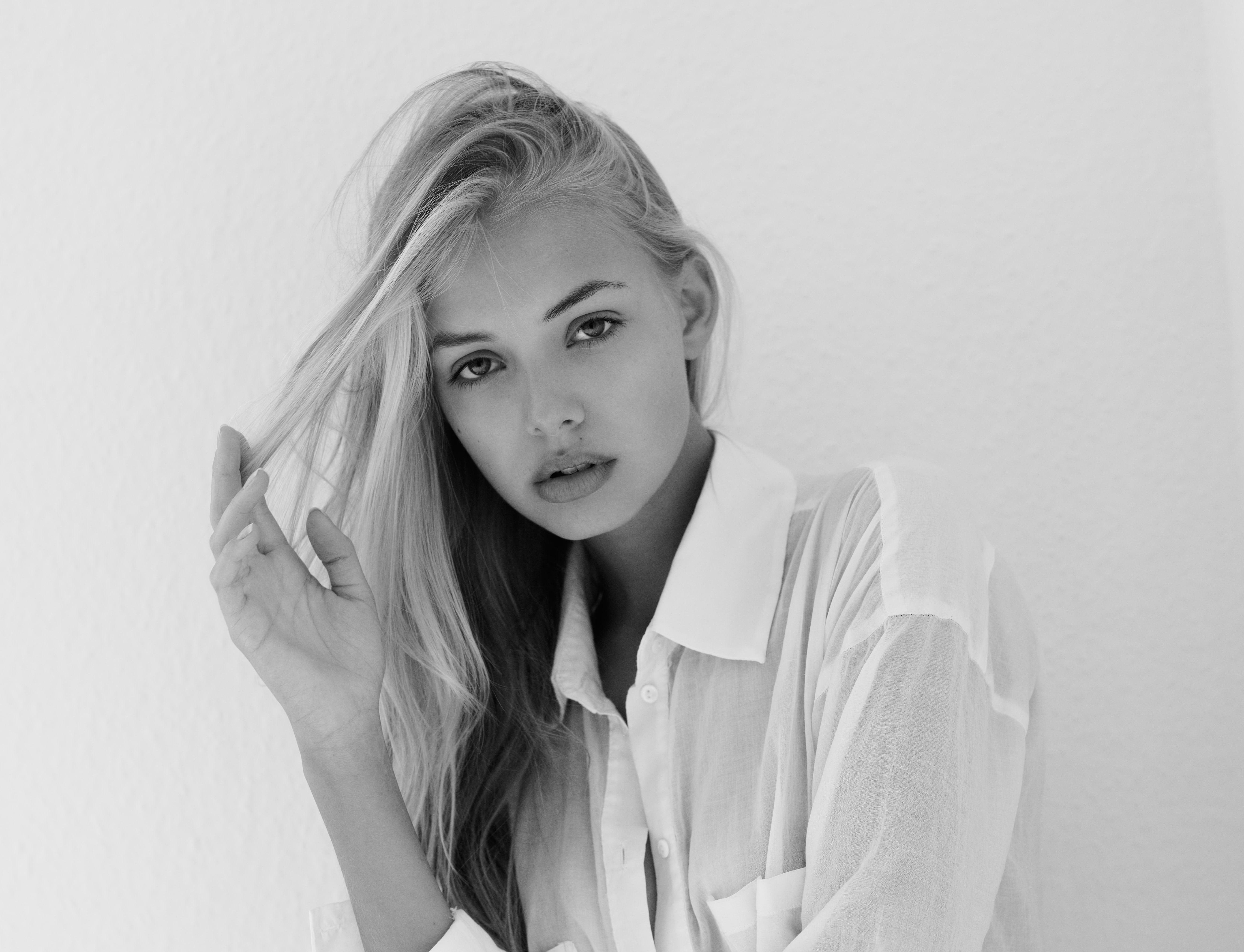 5304x4060 Monochrome Cute Teen Model Portrait Wallpaper and Free