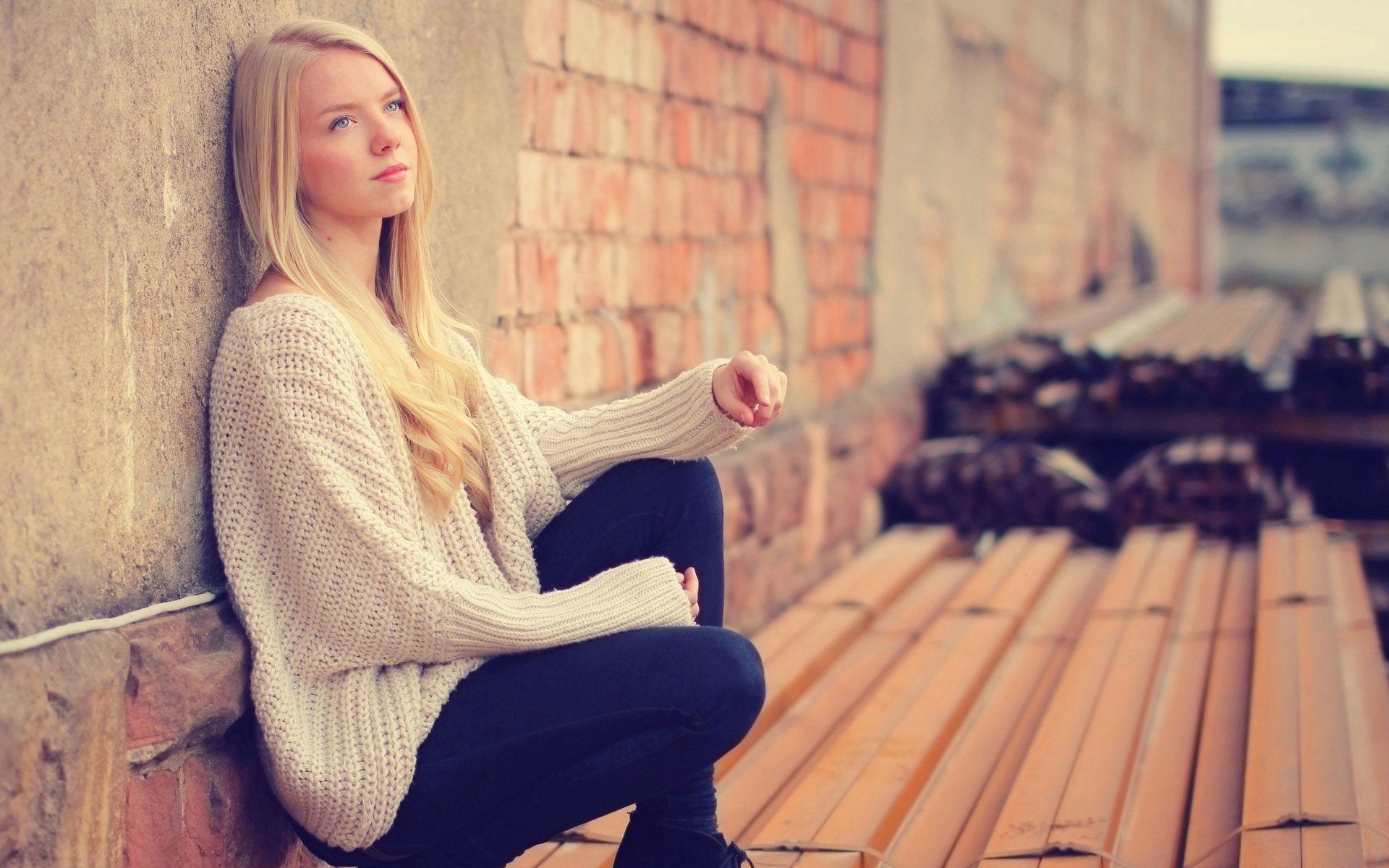 1920x1200 women, Model, Hair, Blonde, Sitting, Looking Away, Teen, Sweater