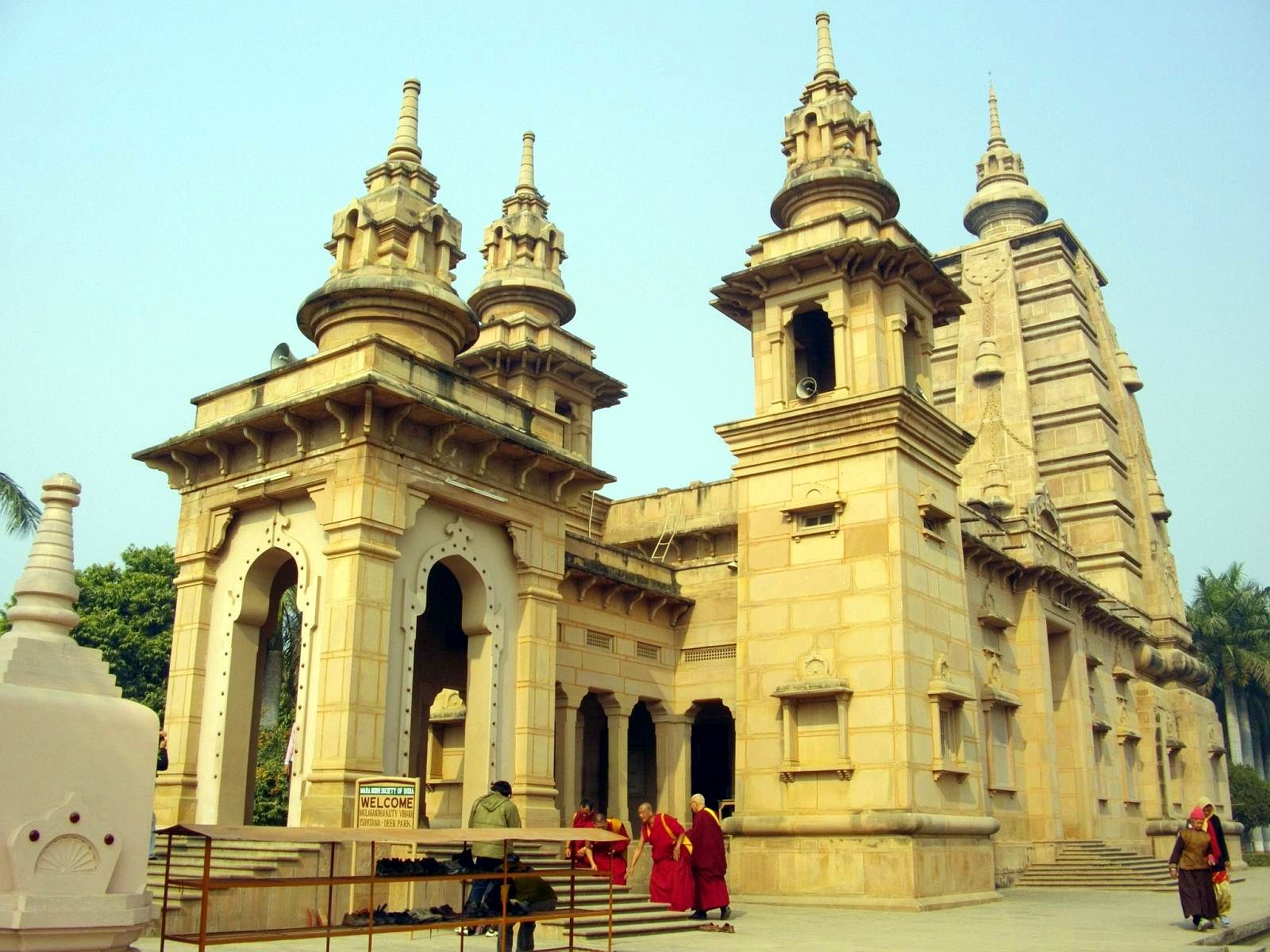 1600x1200 A Buddhist temple
