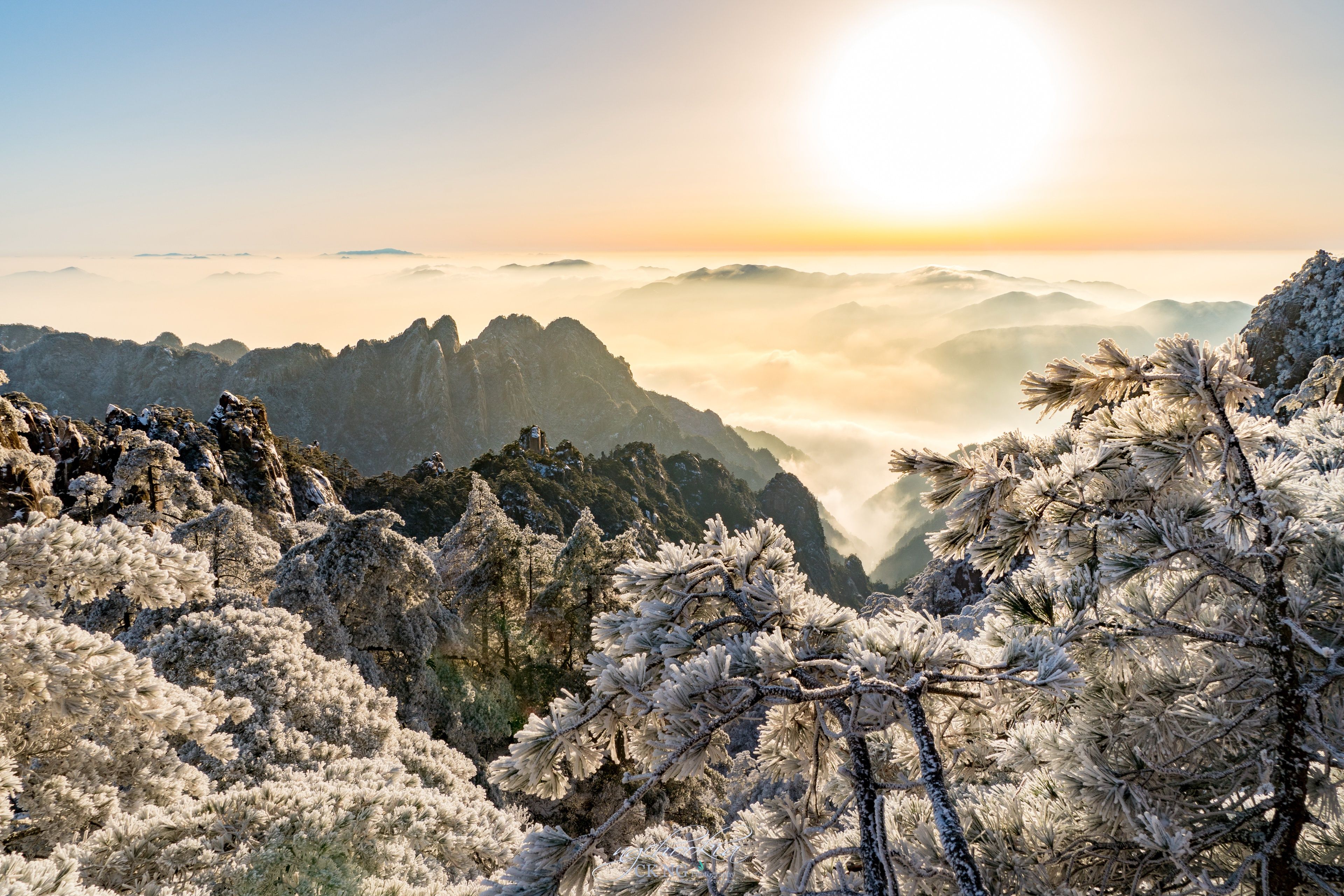 3840x2560 Huangshan Mountain Majesty: Stunning 4K Ultra HD Nature Escape in China