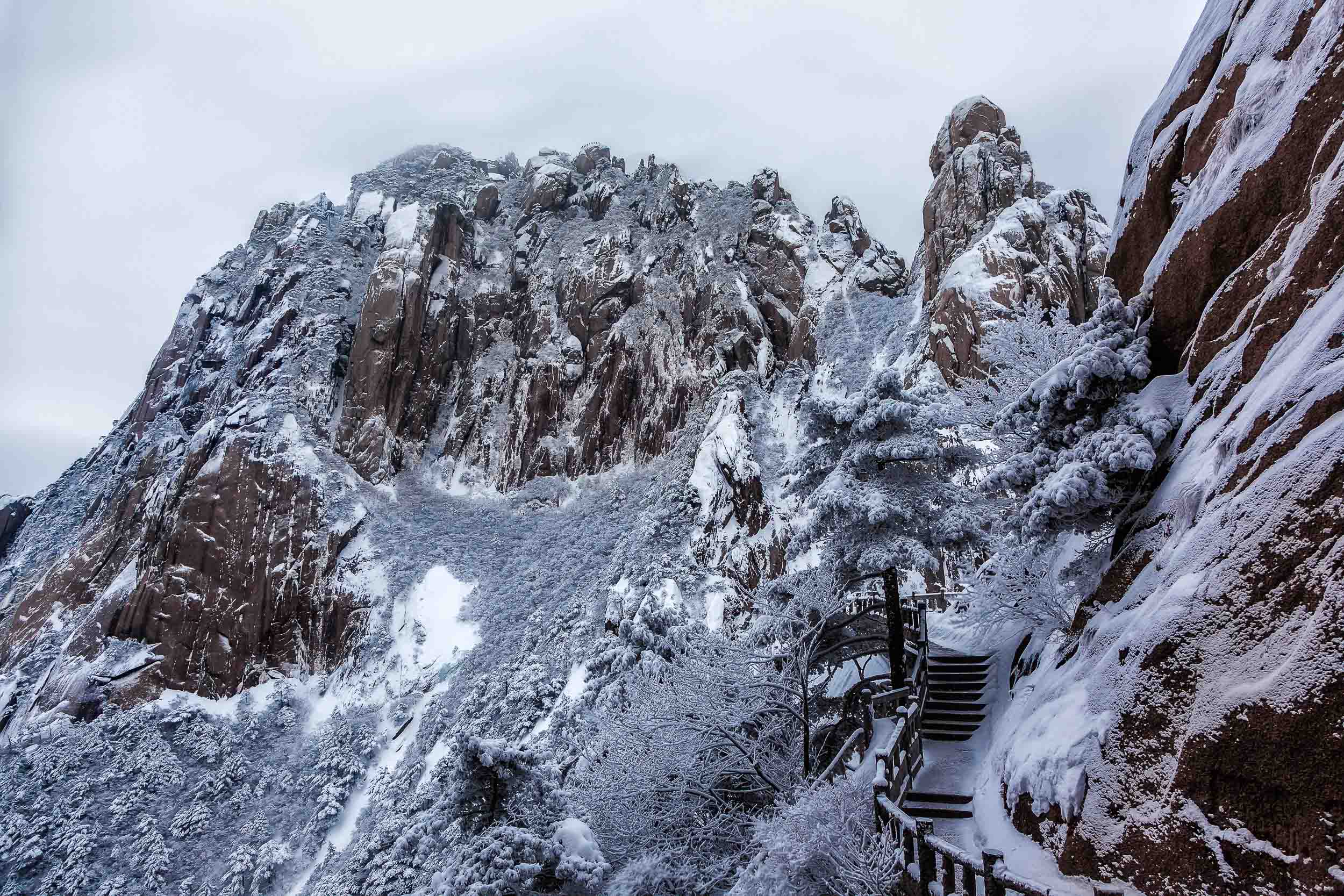 2500x1667 Huangshan Mountain in the Winter
