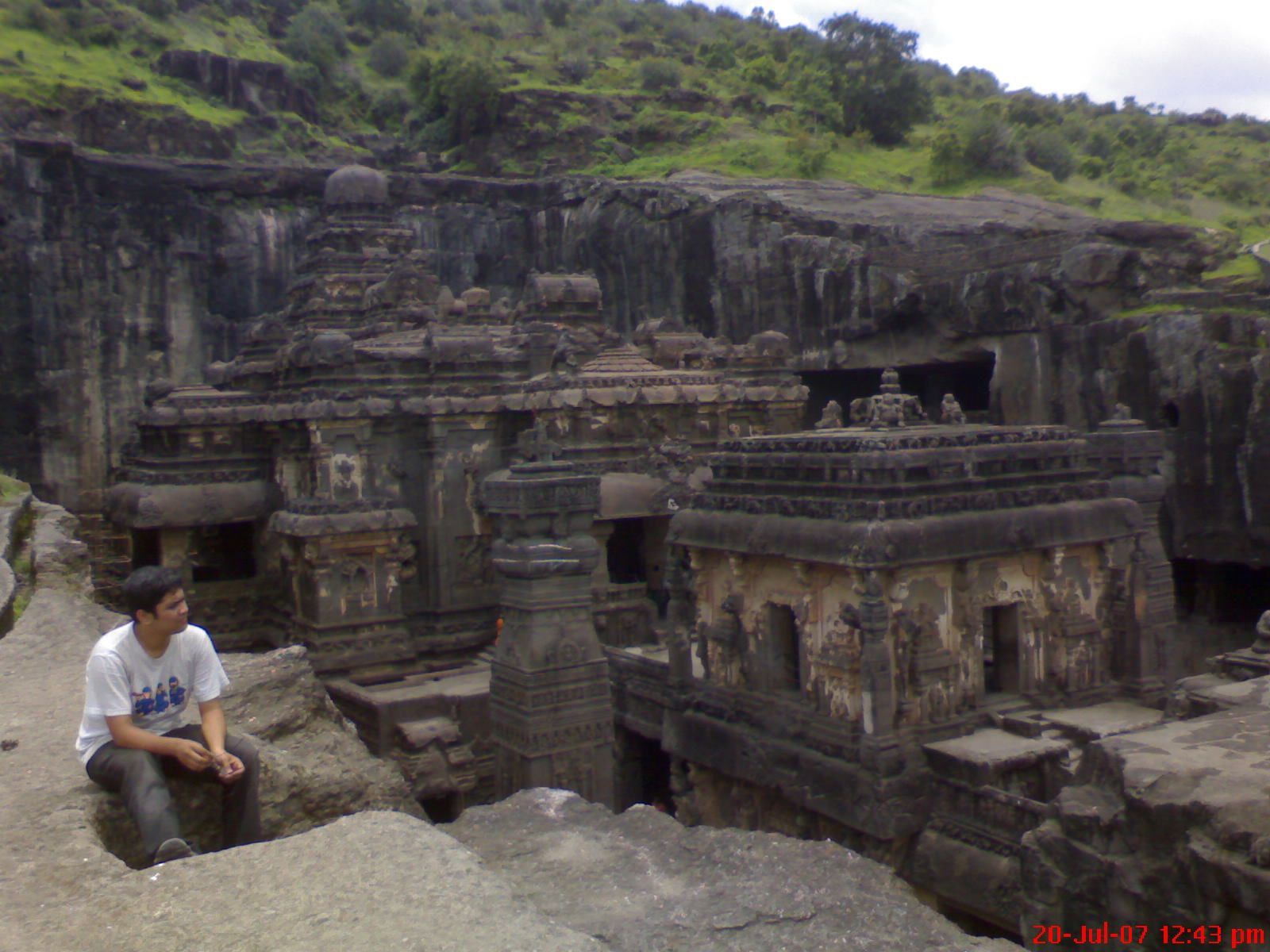 1600x1200 Ellora cave no