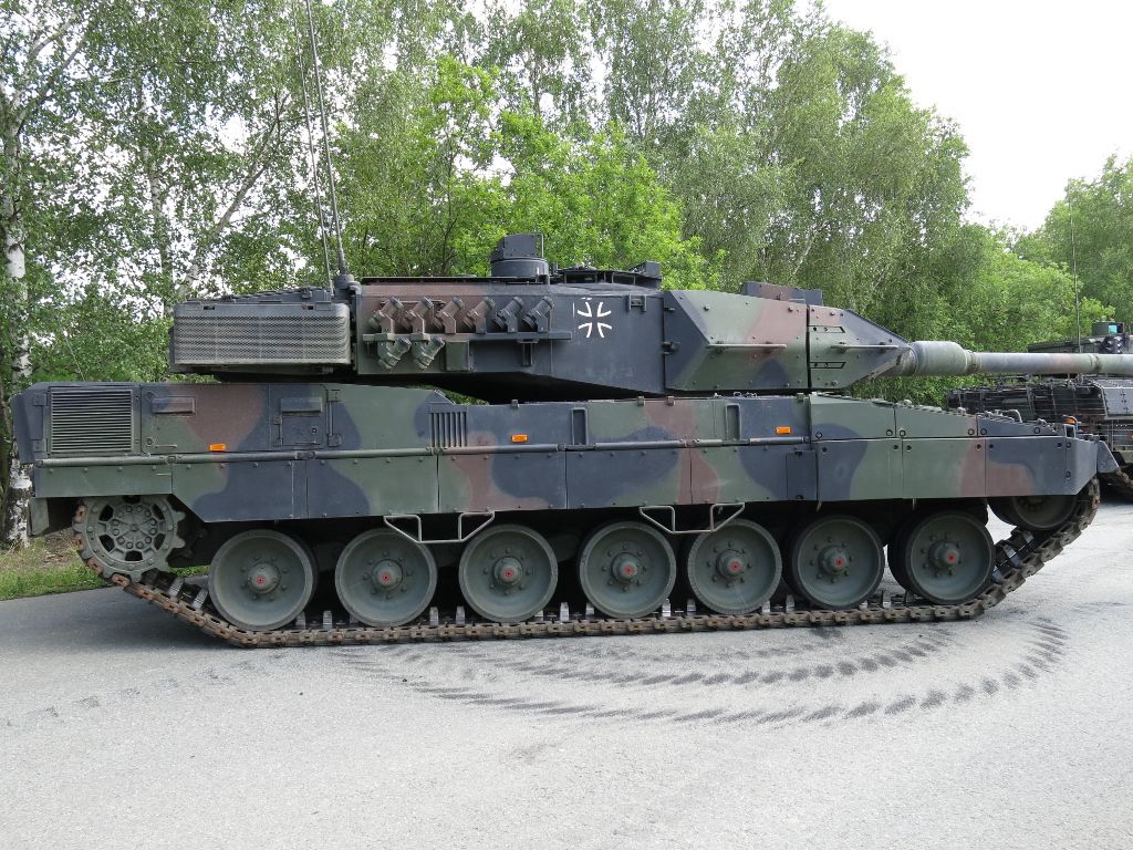 1024x768 Leopard 2A7 right