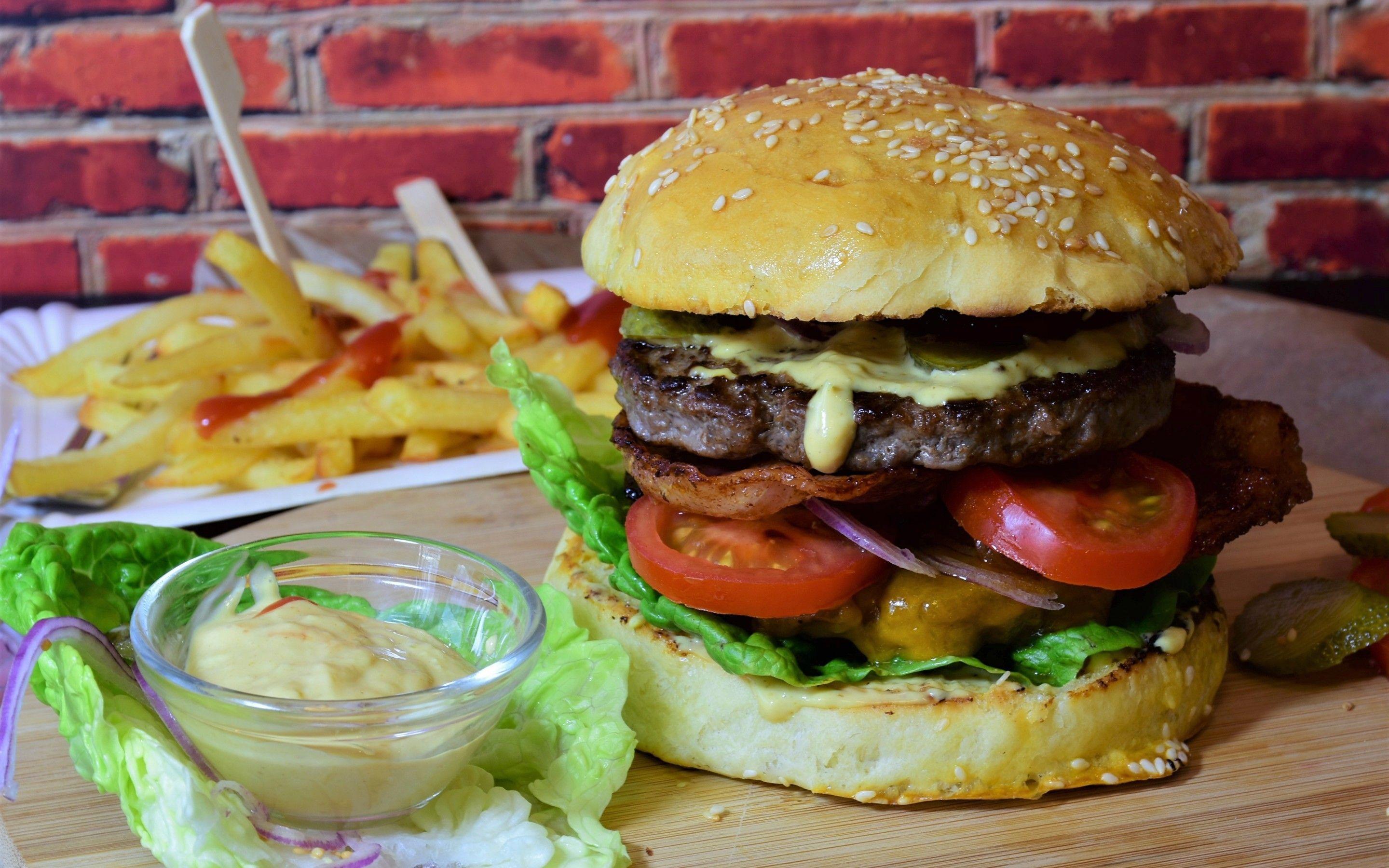 2880x1800 Download 2880x1800 Hamburger, Fast Food, French Fries Wallpaper