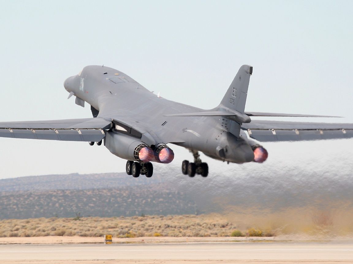1152x864 Bomber Wallpaper