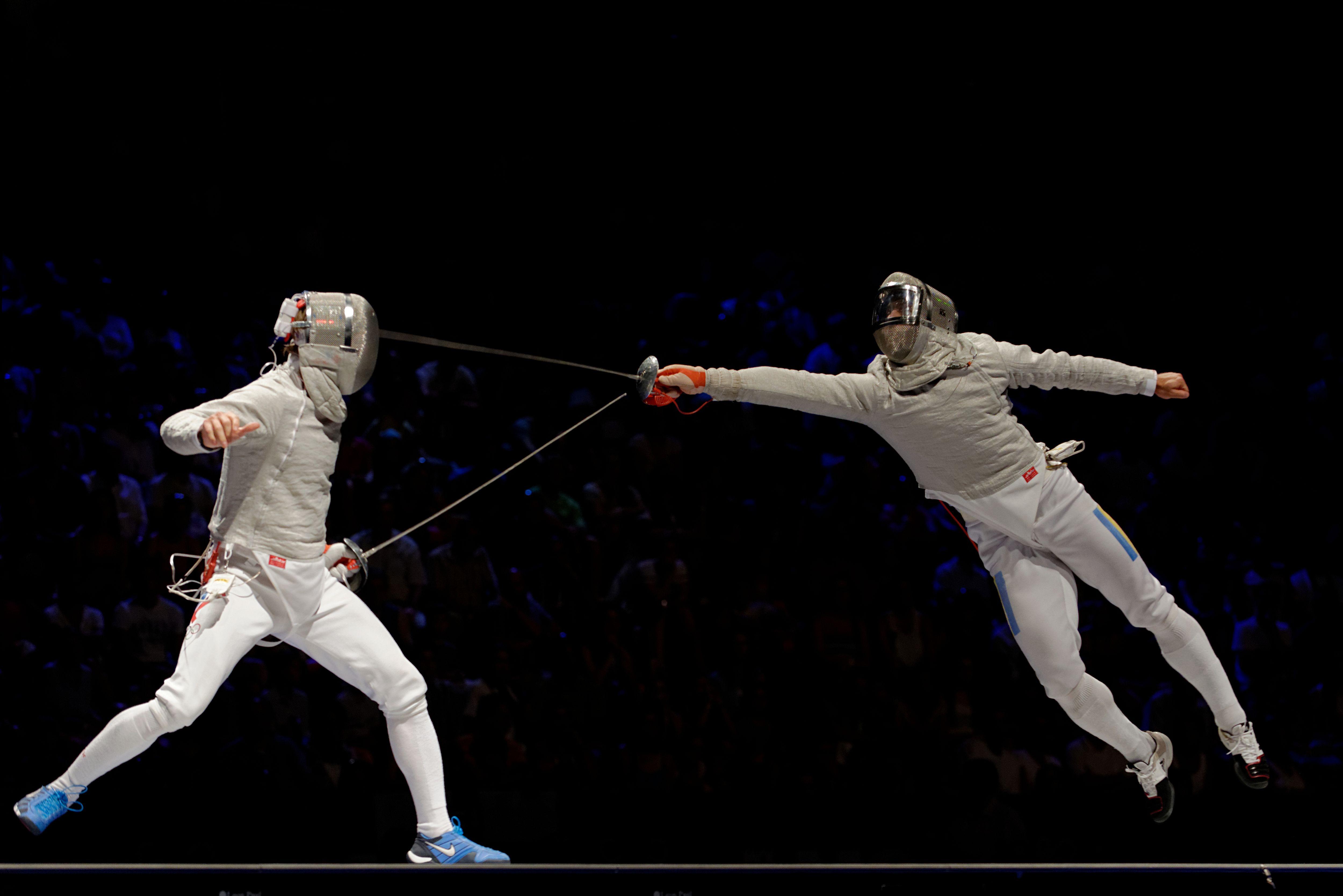 Go fencing. Спорт фехтование на саблях.