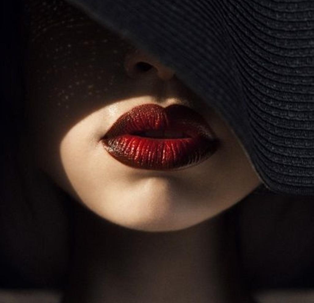 1024x990 Wallpaper Red Lipstick