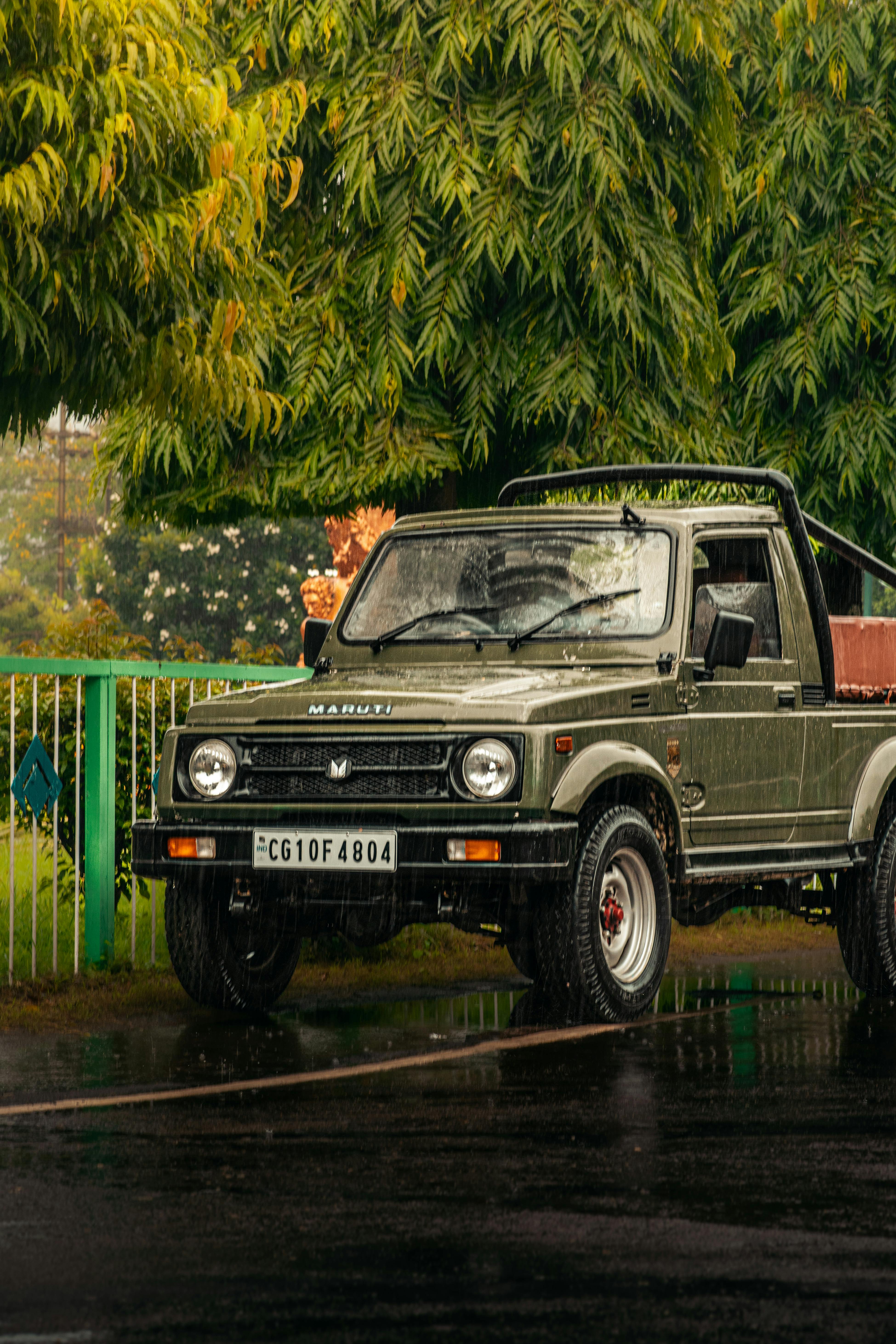 3899x5849 Vintage Sports Utility Vehicle on the Road · Free