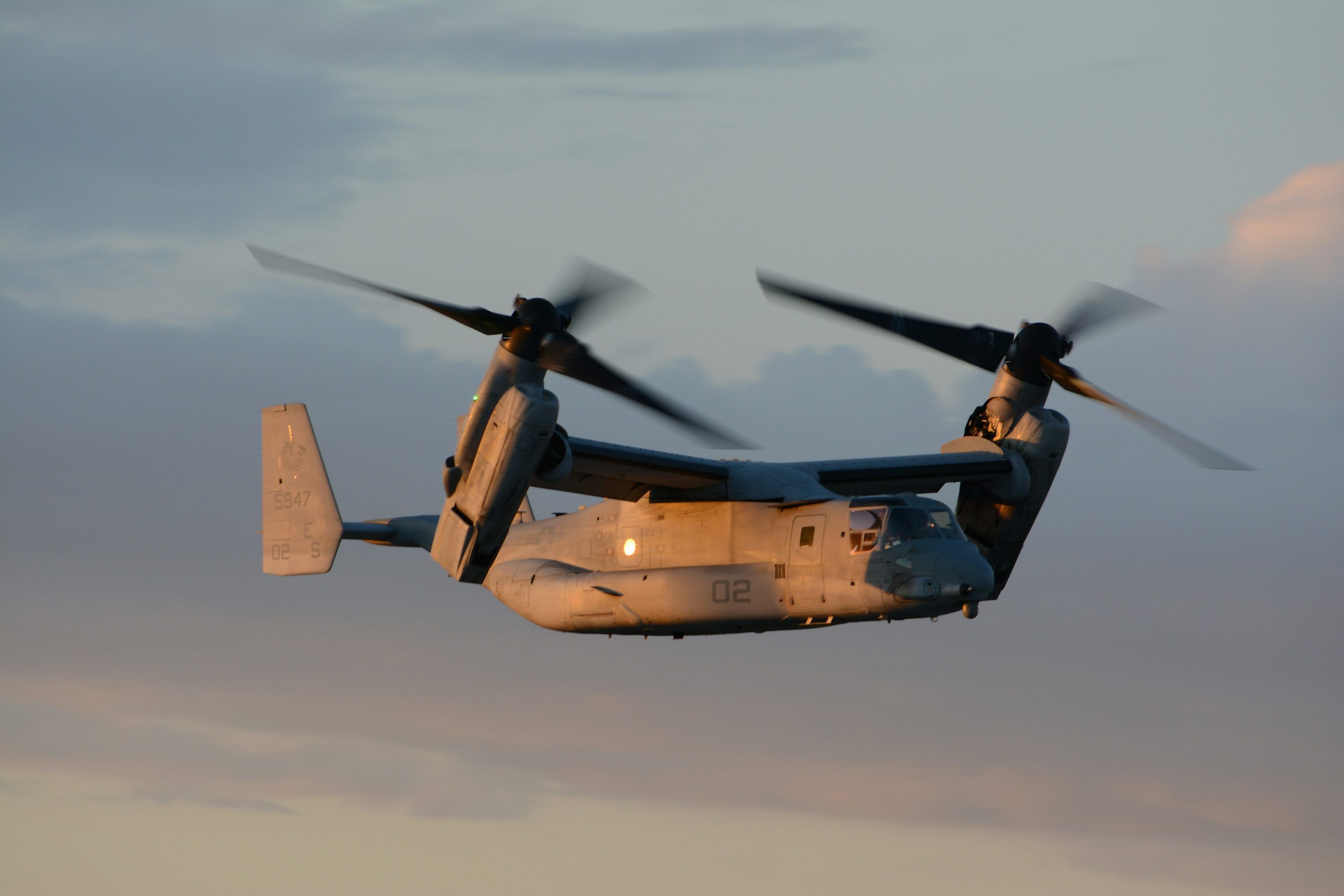 3000x2000 A military osprey aircraft flying in the sky. photo